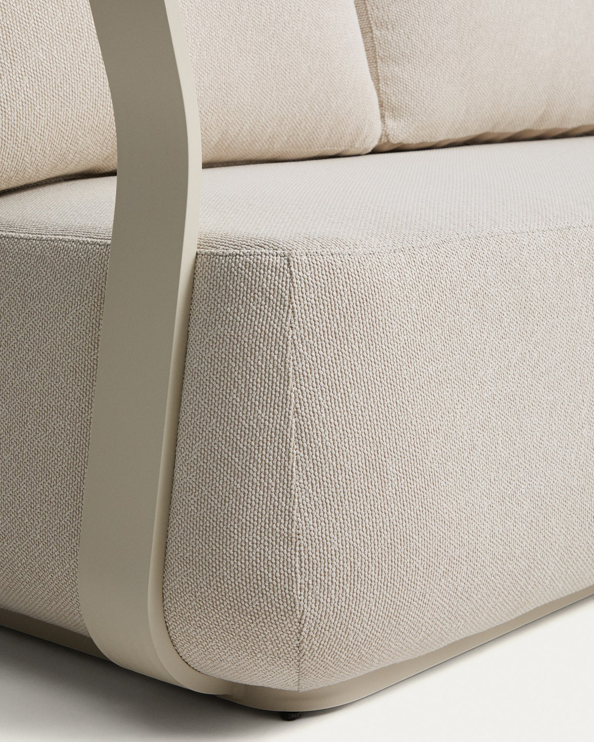 Loungeset aus Aluminium in Ecru: 3-Sitzer-Sofa und zwei Sessel mit gepolsterten Sitz- und Rückenkissen, moderne, umhüllende Formgebung.