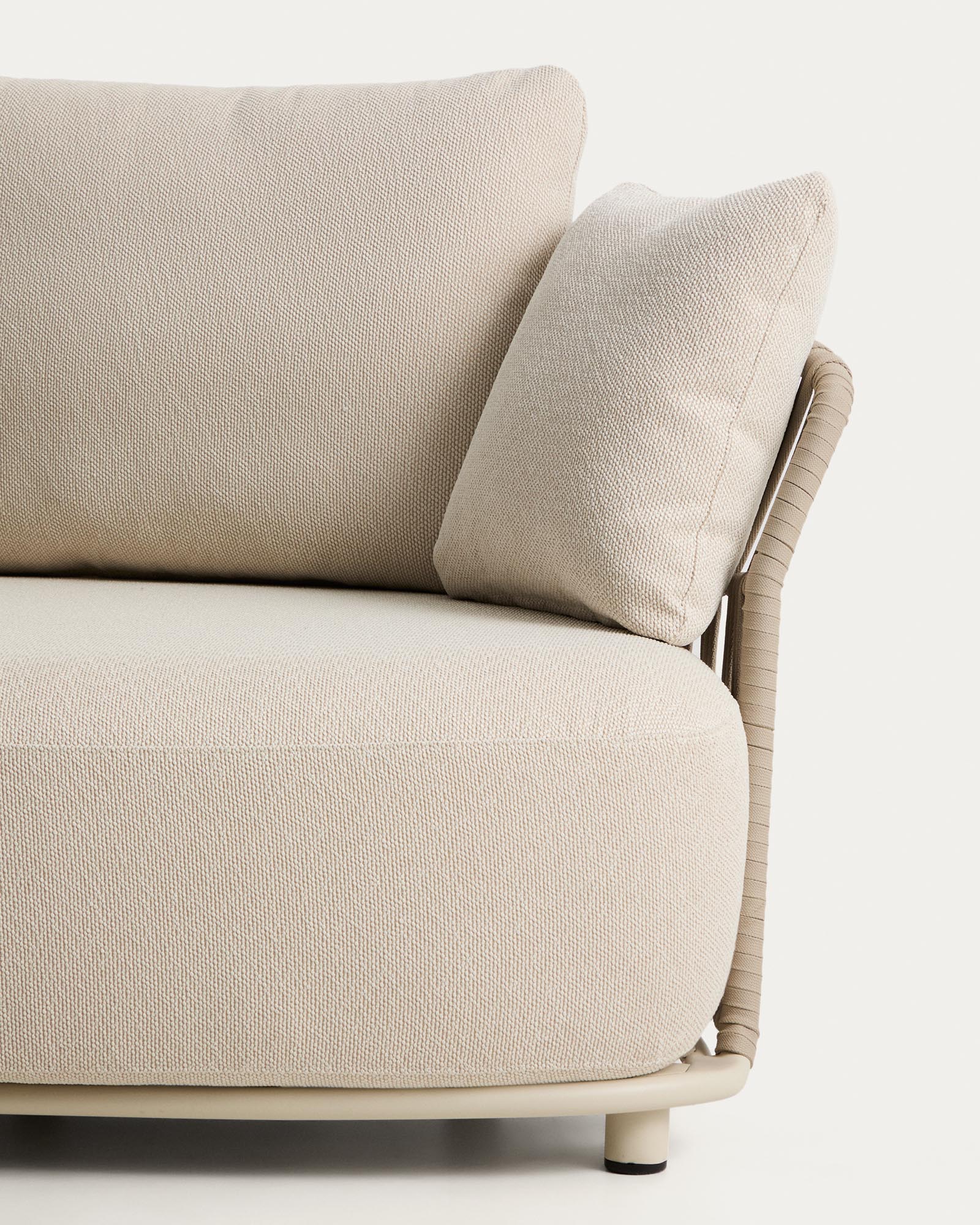 Ecrufarbenes 2-Sitzer-Sofa Osani und geschwungenes Modul aus ecrufarbenem Aluminium und taupefarbenem Seil, 274 cm in Taupe präsentiert im Onlineshop von KAQTU Design AG. Lounge Sofa ist von Kave Home