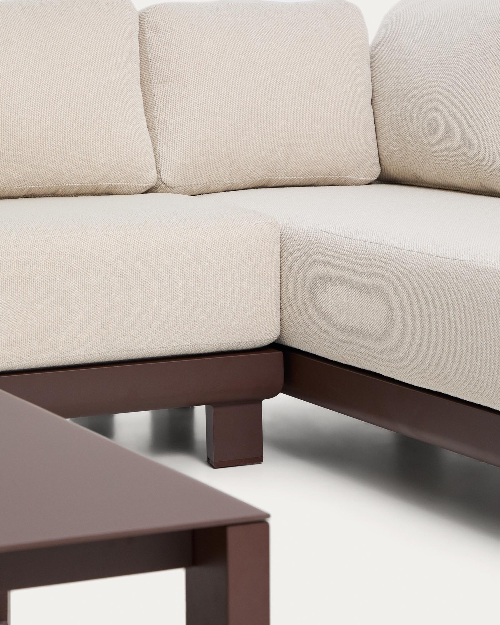 Set Nerano mit 5-Sitzer-Ecksofa und Couchtisch aus gehärtetem Glas und braunem Aluminium in Braun präsentiert im Onlineshop von KAQTU Design AG. Loungeset ist von Kave Home