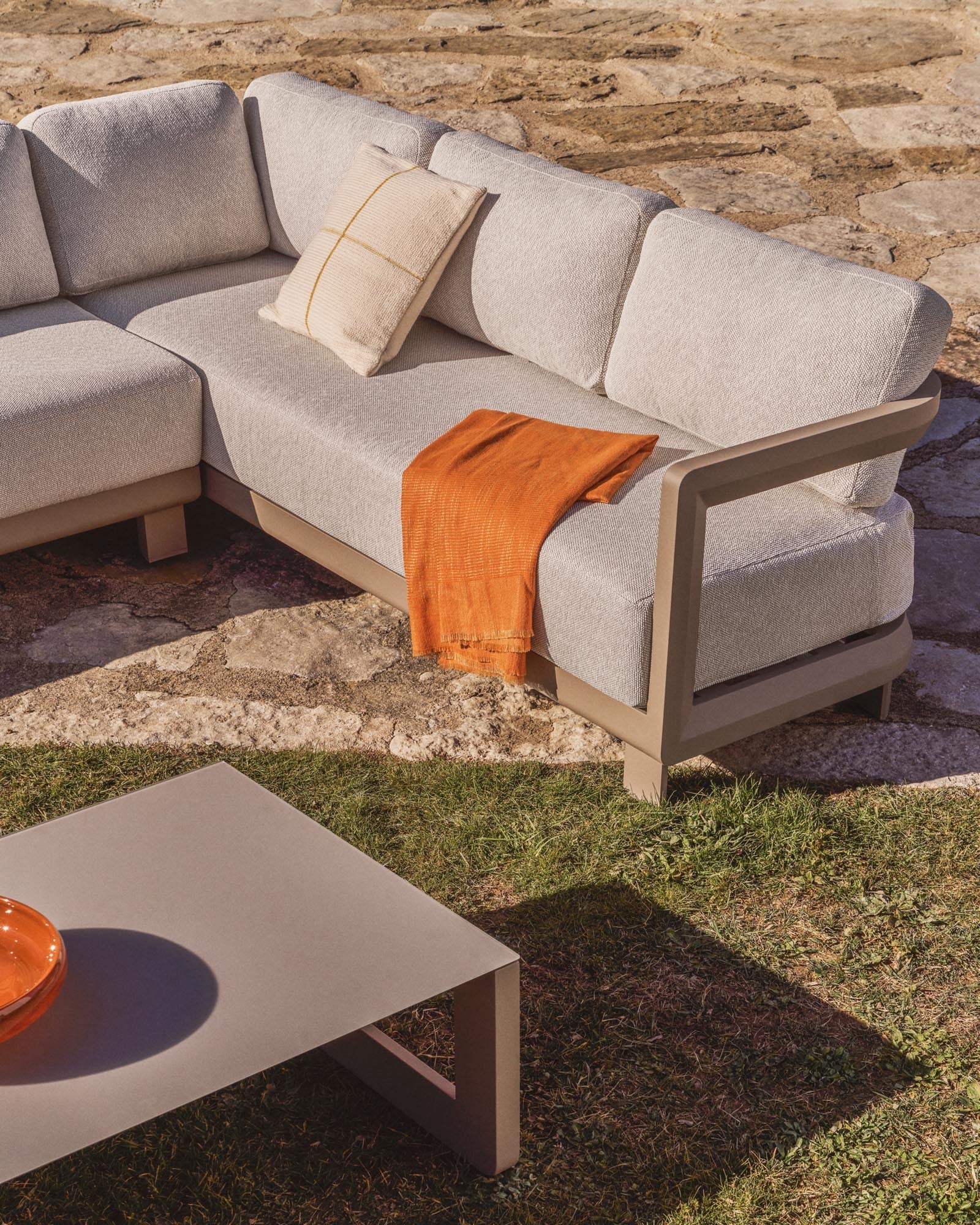 Set Nerano mit 5-Sitzer-Ecksofa und Couchtisch aus gehärtetem Glas und Aluminium in Taupe in Taupe präsentiert im Onlineshop von KAQTU Design AG. Loungeset ist von Kave Home