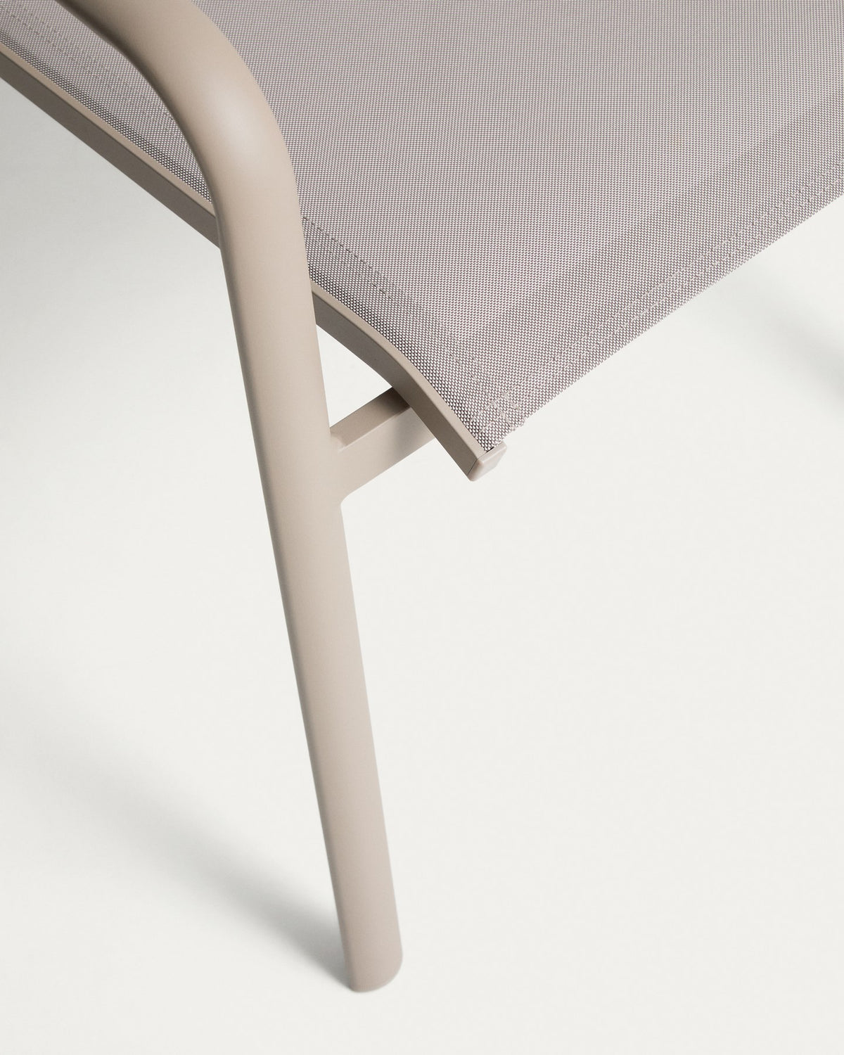 Ausziehtisch aus taupefarbenem Aluminium mit 6 Stühlen aus Aluminium und beigem Texteline, rechteckige Tischplatte, stapelbares Stuhldesign.