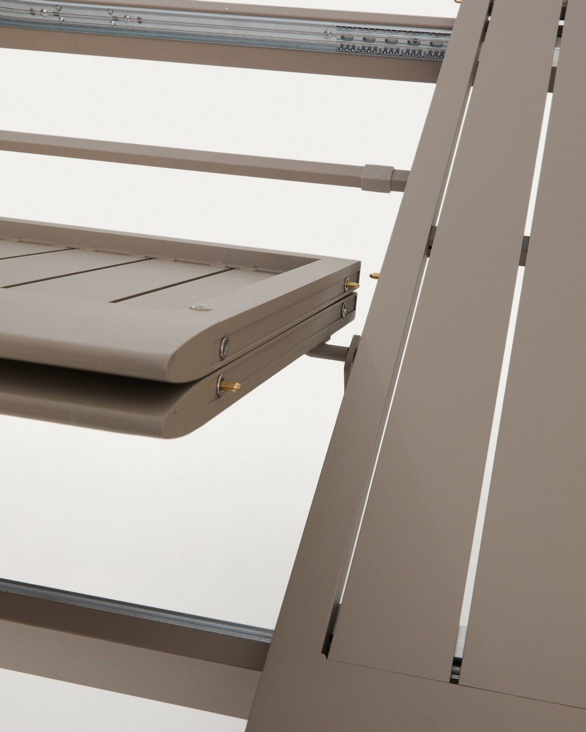Ausziehtisch aus taupefarbenem Aluminium mit 6 Stühlen aus Aluminium und beigem Texteline, rechteckige Tischplatte, stapelbares Stuhldesign.