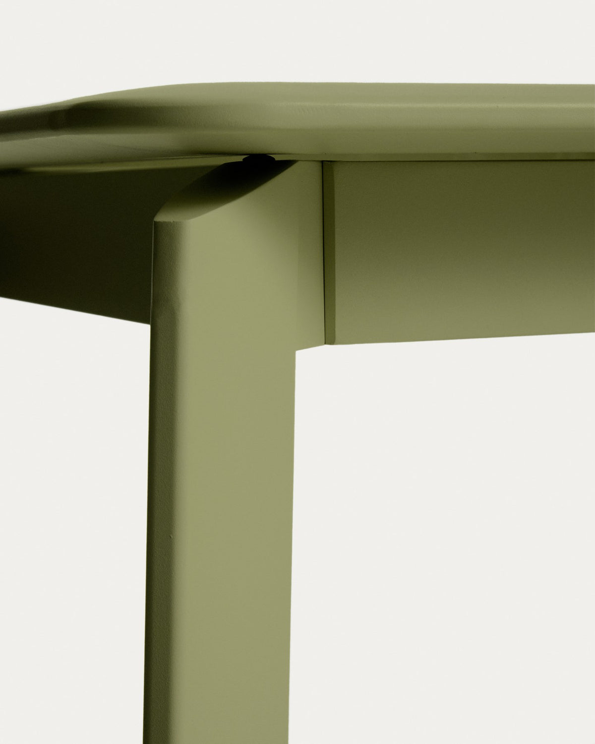 Ausziehtisch Brela und 6 stapelbare Stühle Luri aus grünem Aluminium, Stühle mit beigem Texteline-Bezug, Loungeset im Aussenbereich.