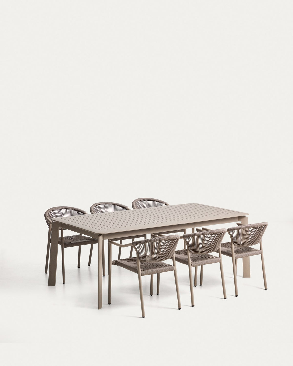 Ausziehbarer Aluminiumtisch Brela mit sechs stapelbaren Stühlen Livadia aus Aluminium und taupefarbenem Kunststoffseil im Aussenbereich.