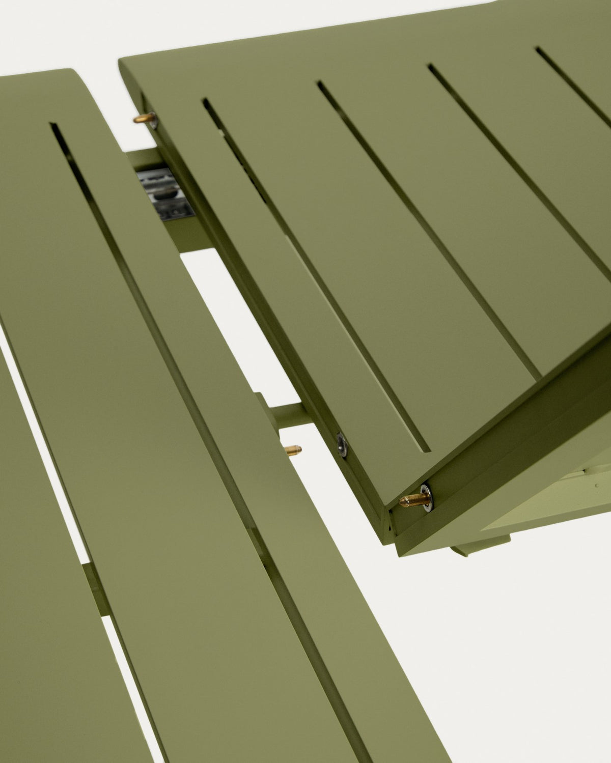 Ausziehtisch Brela aus grünem Aluminium mit sechs stapelbaren Stühlen Livadia aus Aluminium und grün geflochtenem Kunststoffseil.