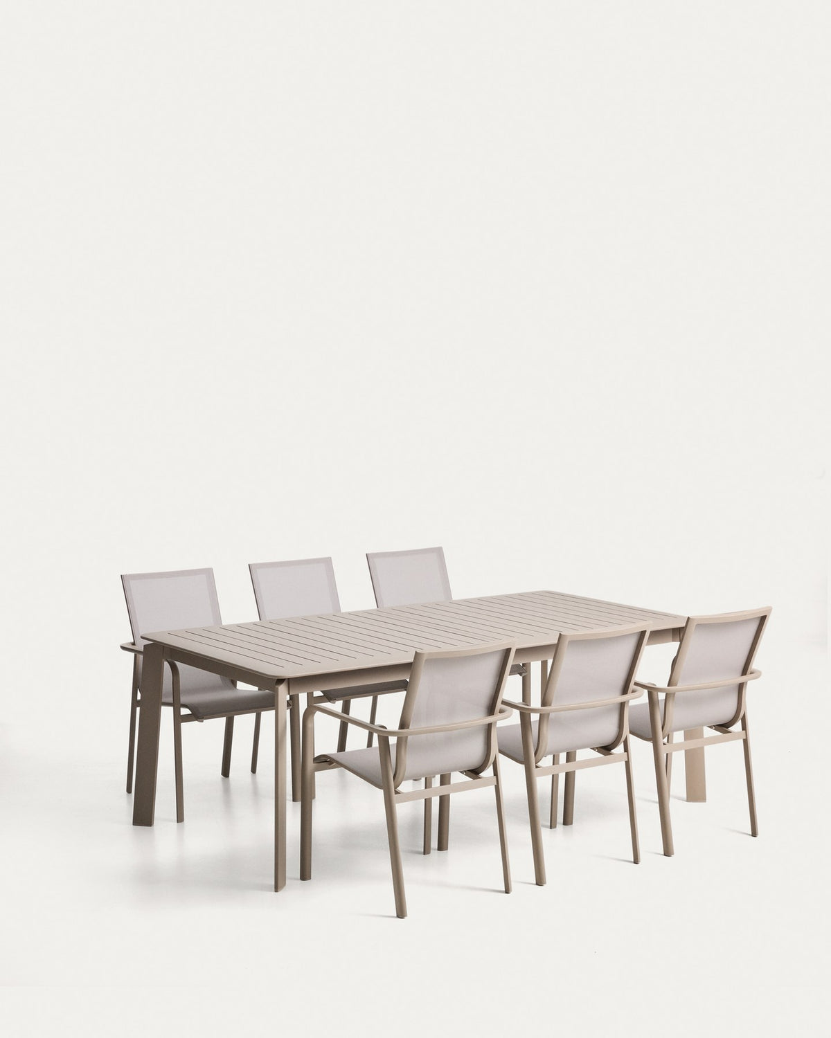 Ausziehtisch Brela und sechs stapelbare Stühle Canea aus Aluminium in Taupe, Sitzflächen aus beigem Texteline, Outdoor-Loungeset.