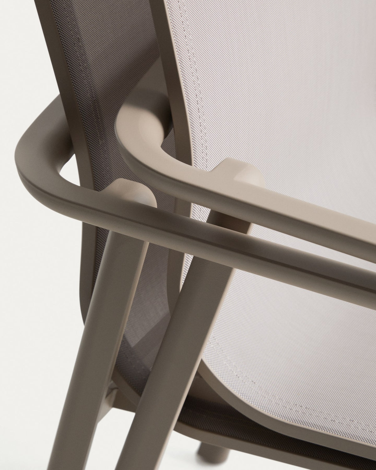 Ausziehtisch Brela und sechs stapelbare Stühle Canea aus Aluminium in Taupe, Sitzflächen aus beigem Texteline, Outdoor-Loungeset.