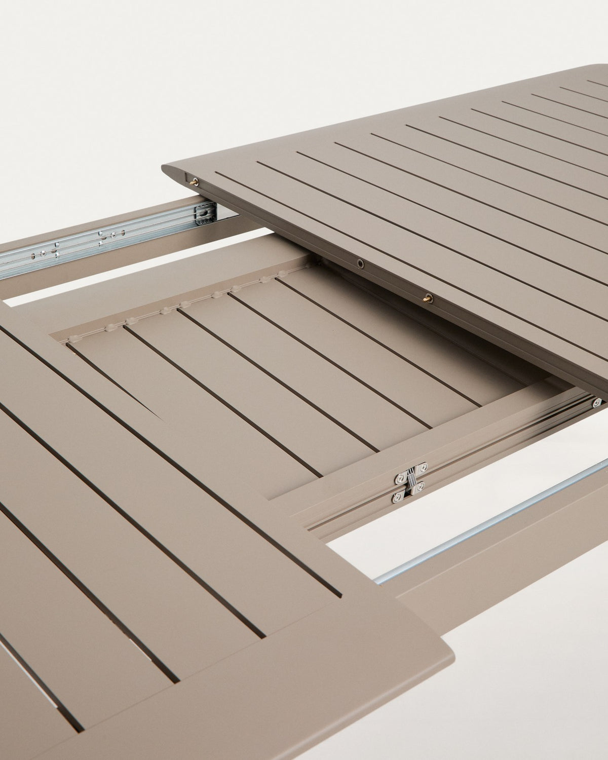 Ausziehtisch Brela und sechs stapelbare Stühle Canea aus Aluminium in Taupe, Sitzflächen aus beigem Texteline, Outdoor-Loungeset.