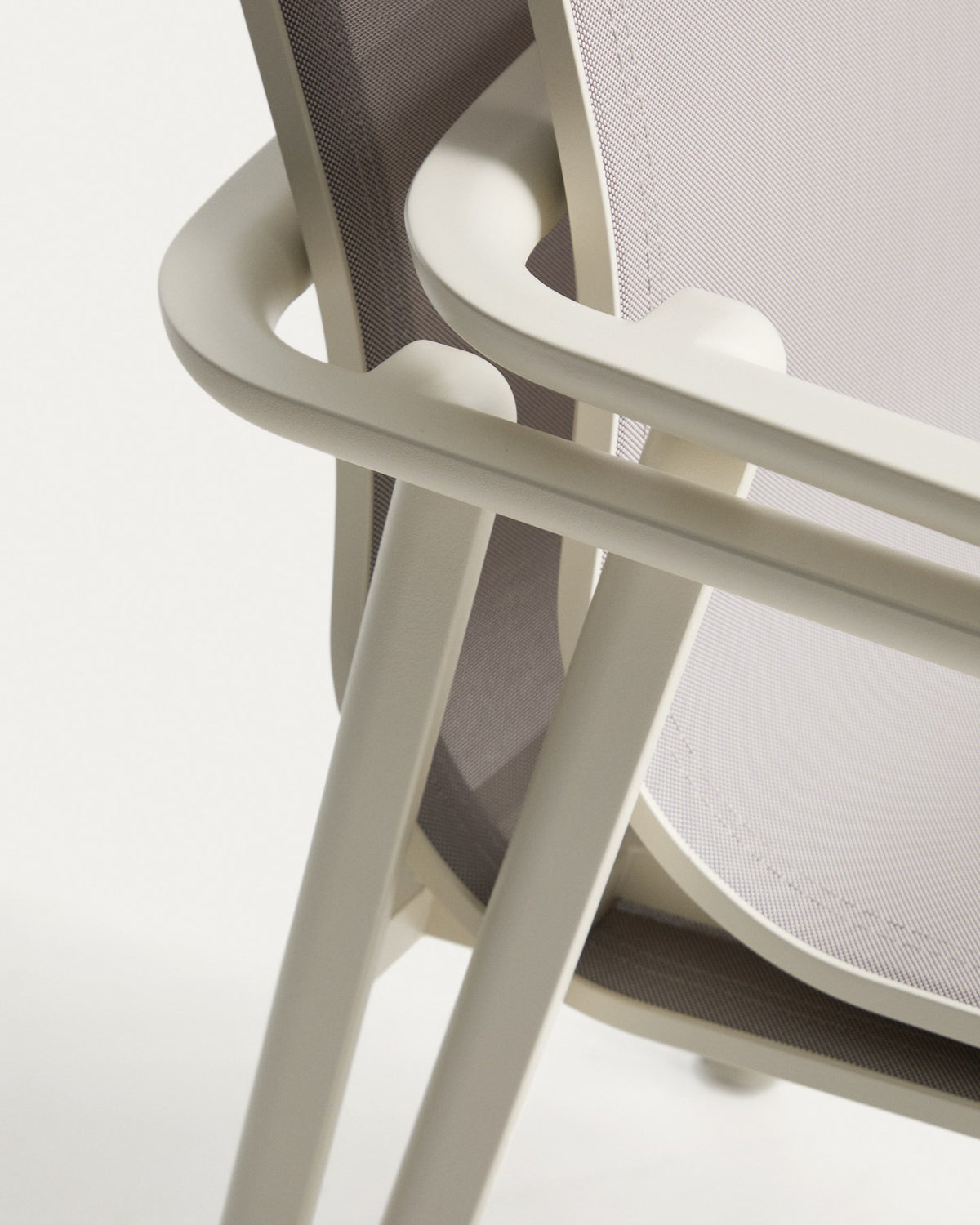 Ausziehtisch Brela und 6 stapelbare Stühle Canea aus Aluminium in Ecru, Sitz und Rückenlehne aus beigem Texteline, Loungeset für den Aussenbereich.