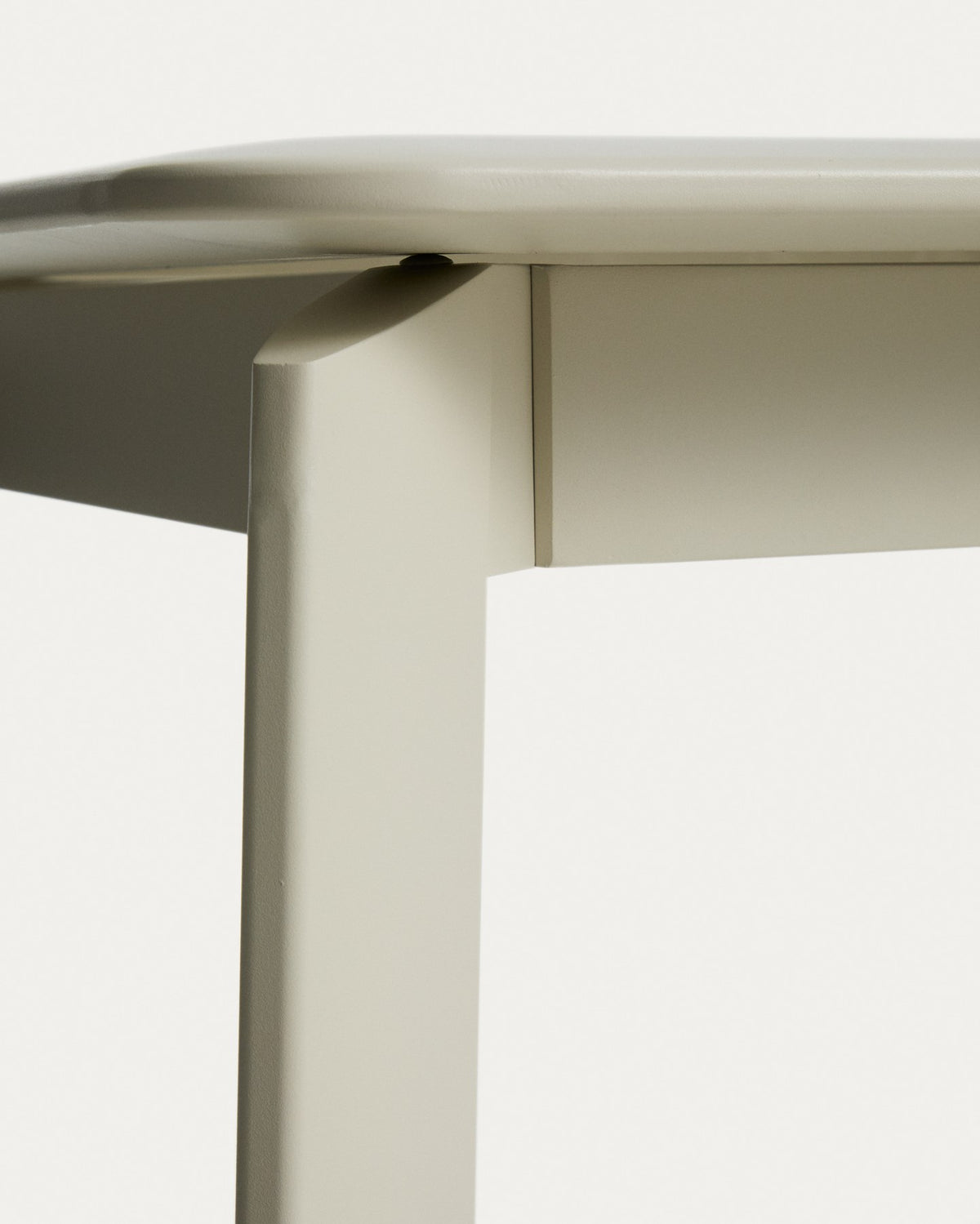 Ausziehtisch Brela und 6 stapelbare Stühle Canea aus Aluminium in Ecru, Sitz und Rückenlehne aus beigem Texteline, Loungeset für den Aussenbereich.