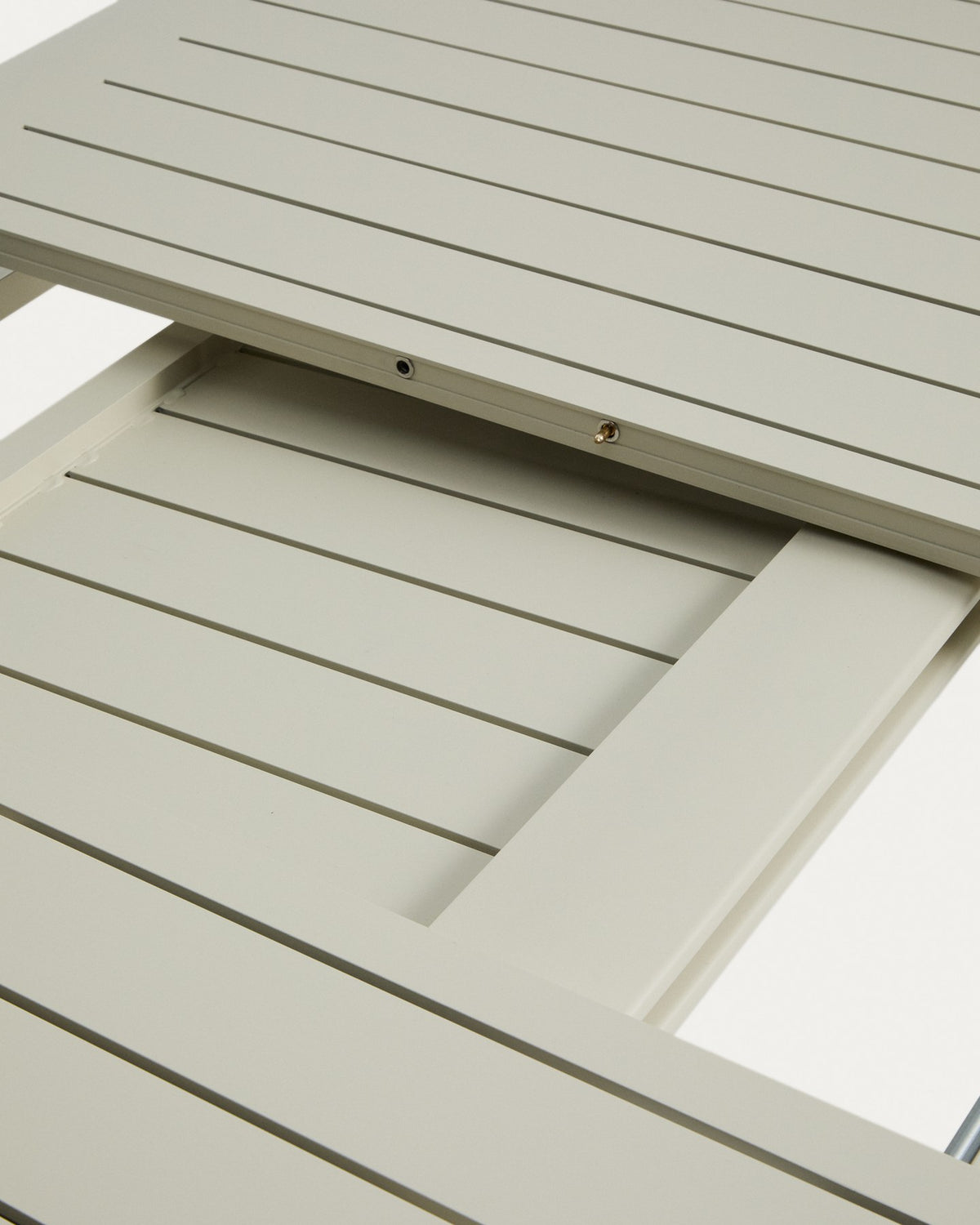 Ausziehtisch Brela und 6 stapelbare Stühle Canea aus Aluminium in Ecru, Sitz und Rückenlehne aus beigem Texteline, Loungeset für den Aussenbereich.
