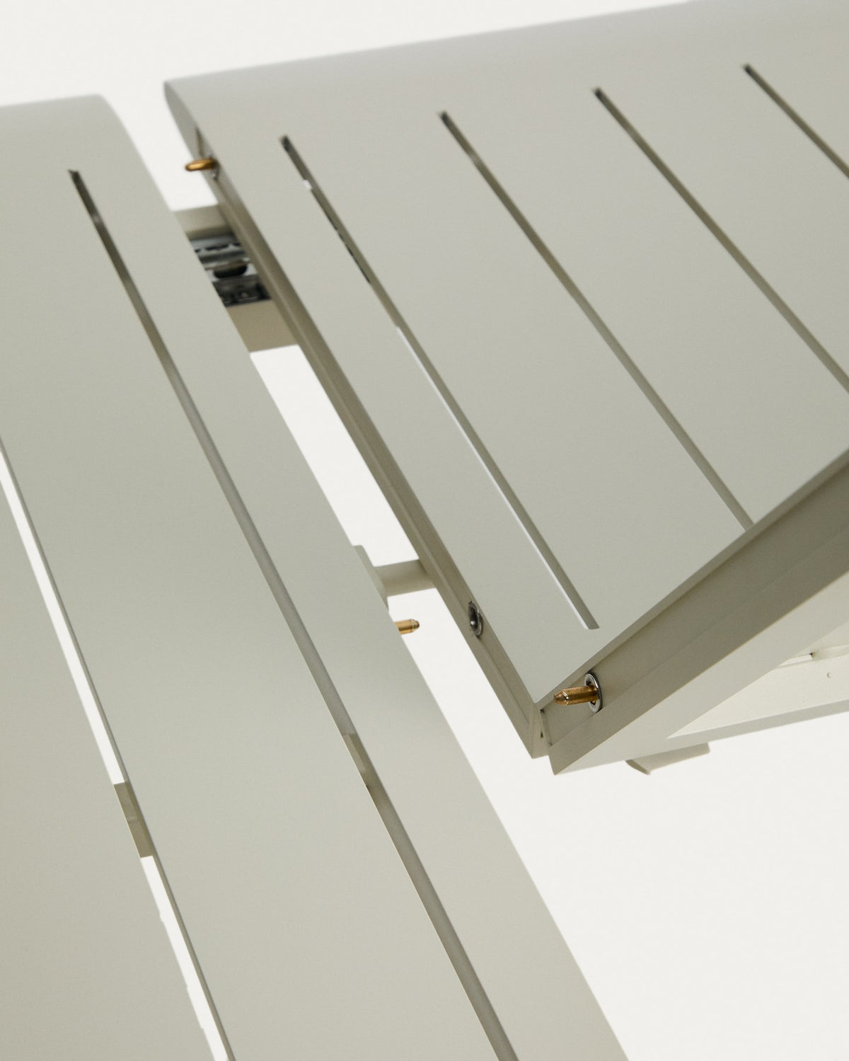 Ausziehtisch Brela und 6 stapelbare Stühle Canea aus Aluminium in Ecru, Sitz und Rückenlehne aus beigem Texteline, Loungeset für den Aussenbereich.