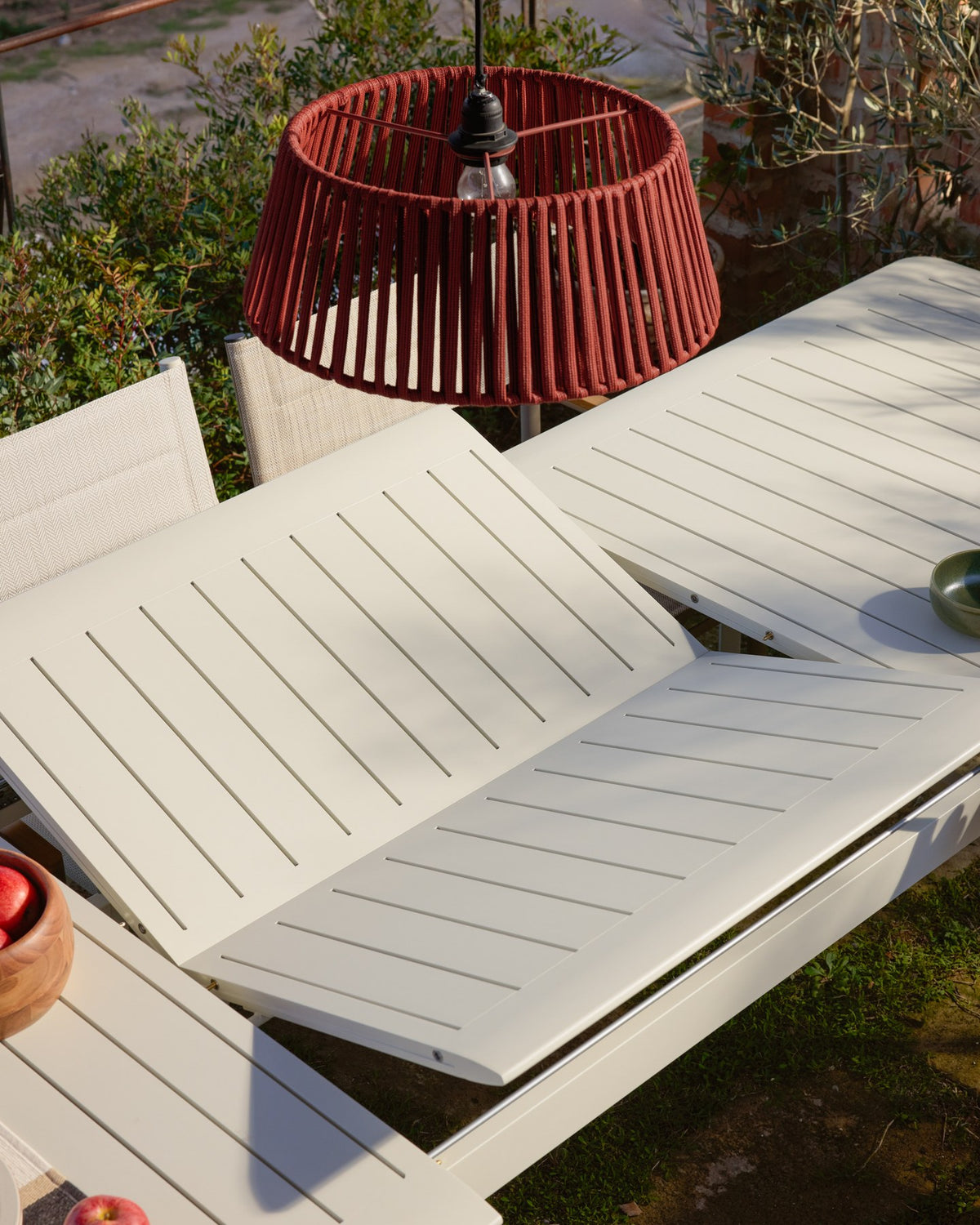 Ausziehtisch Brela und 6 stapelbare Stühle Canea aus Aluminium in Ecru, Sitz und Rückenlehne aus beigem Texteline, Loungeset für den Aussenbereich.