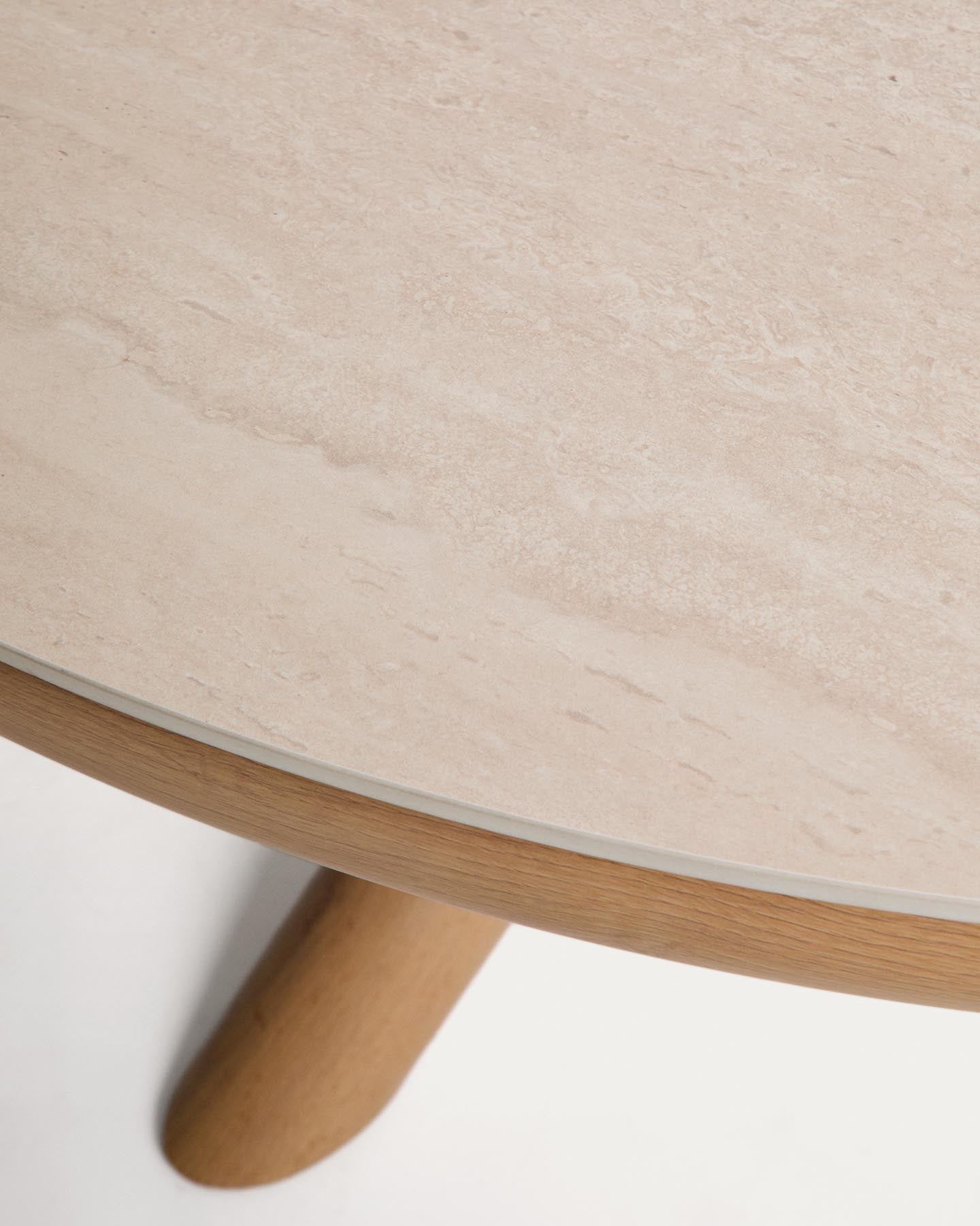 Set mit Tisch Mirtia aus Aluminium Holzoptik und gesintertem Stein Ecru und 6 Stühlen Sirte aus Aluminium Holzoptik und Seil Ecru, Ø 148 cm in Braun präsentiert im Onlineshop von KAQTU Design AG. Loungeset ist von Kave Home