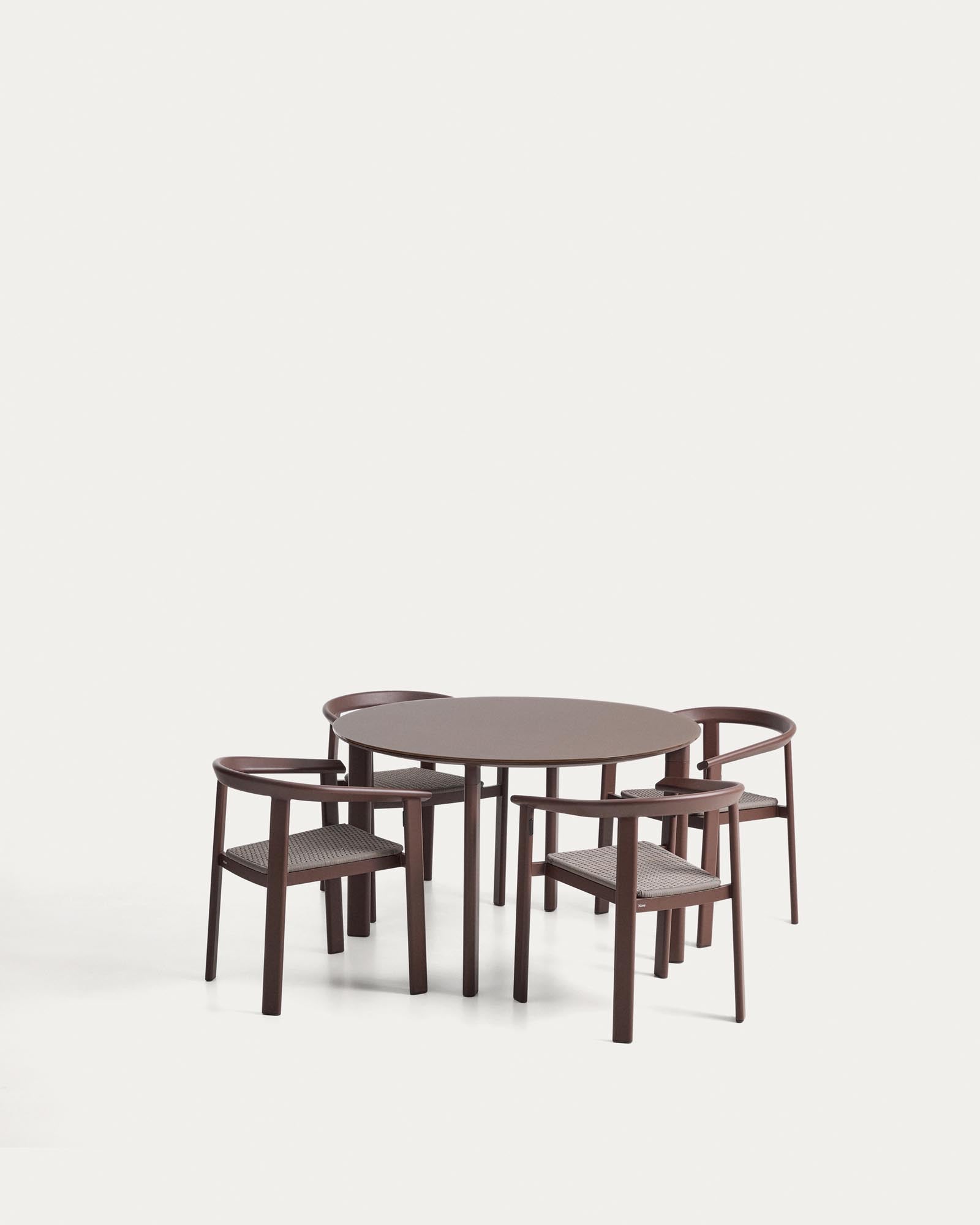 Set Erice mit 4 Stapelstühlen aus Aluminium und Seil und einem Tisch aus Aluminium und gehärtetem Glas in Braun, Ø 120 cm in Braun präsentiert im Onlineshop von KAQTU Design AG. Gartentischset ist von Kave Home