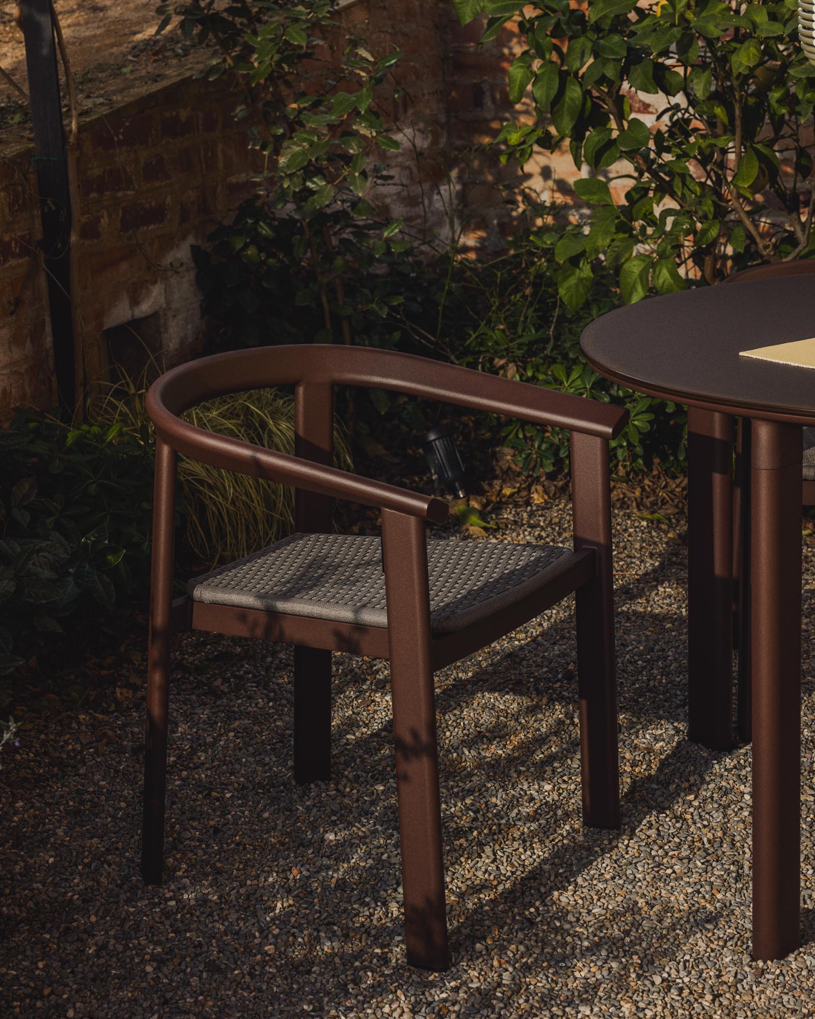 Set Erice mit 4 Stapelstühlen aus Aluminium und Seil und einem Tisch aus Aluminium und gehärtetem Glas in Braun, Ø 120 cm in Braun präsentiert im Onlineshop von KAQTU Design AG. Gartentischset ist von Kave Home