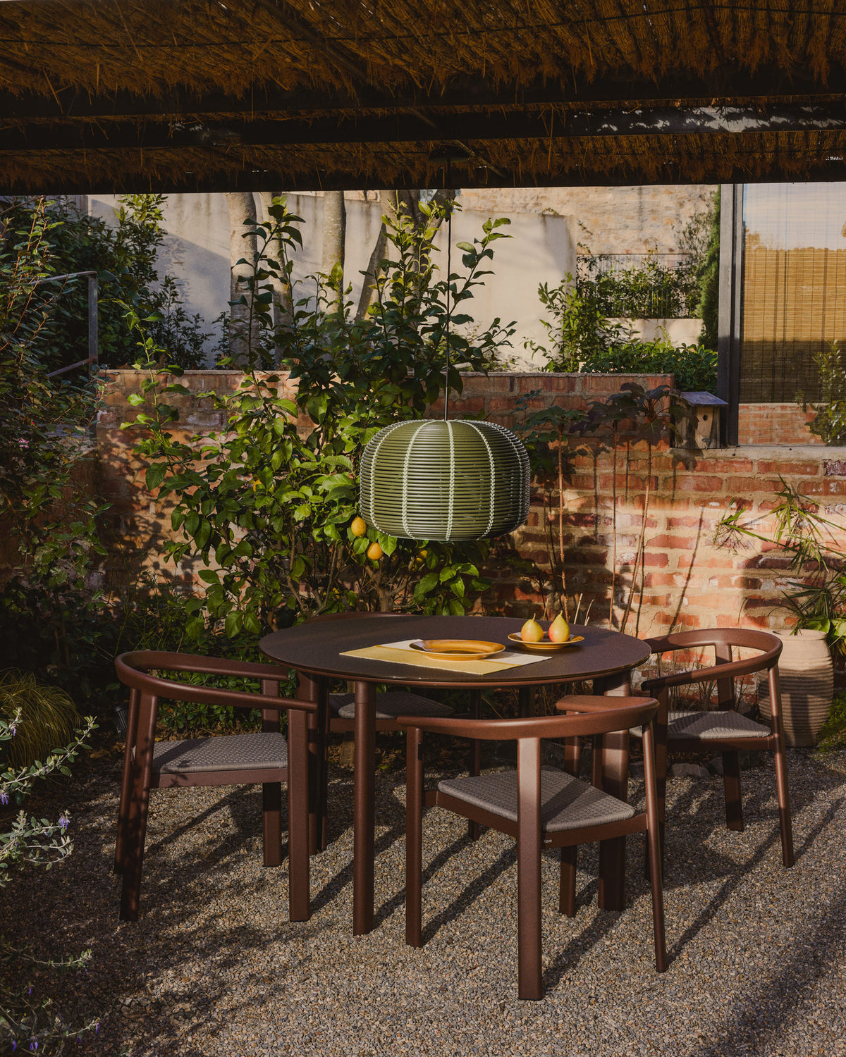 Set Erice mit 4 Stapelstühlen aus Aluminium und Seil und einem Tisch aus Aluminium und gehärtetem Glas in Braun, Ø 120 cm in Braun, Dunkelbraun präsentiert im Onlineshop von KAQTU Design AG. Gartentischset ist von Kave Home