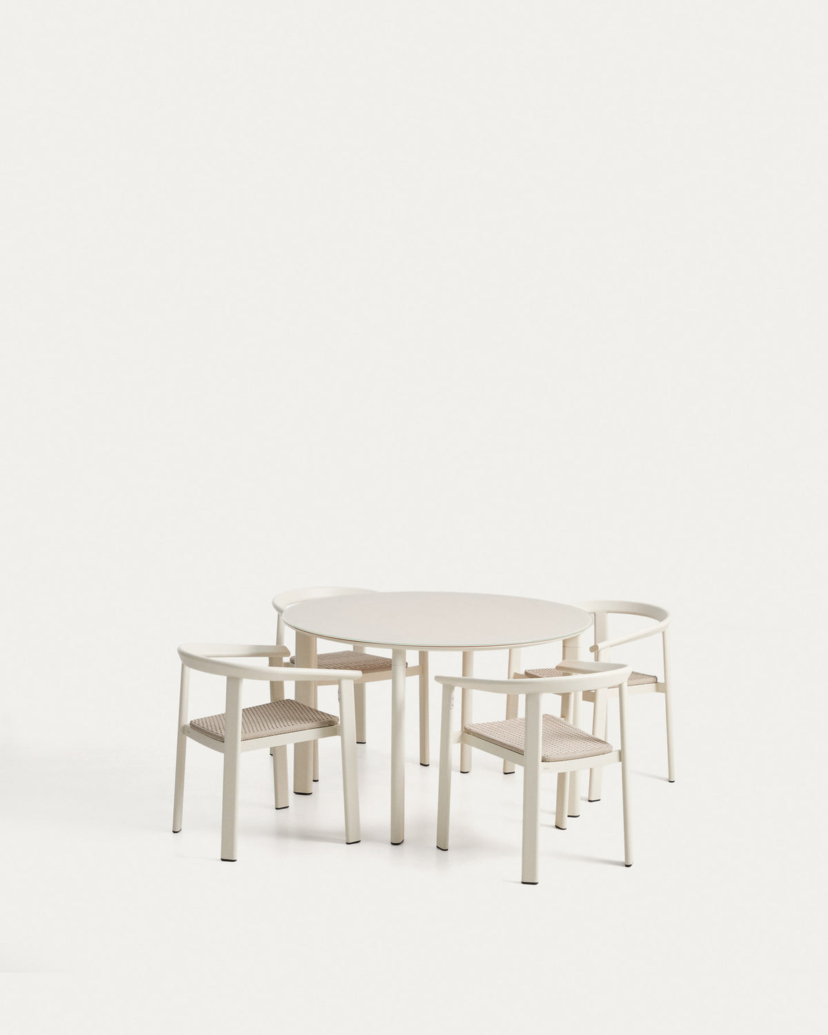 Set Erice mit 4 Stapelstühlen aus Aluminium und Seil und einem Tisch aus Aluminium und gehärtetem Glas in Ecru, Ø 120 cm in Ecru präsentiert im Onlineshop von KAQTU Design AG. Loungeset ist von Kave Home