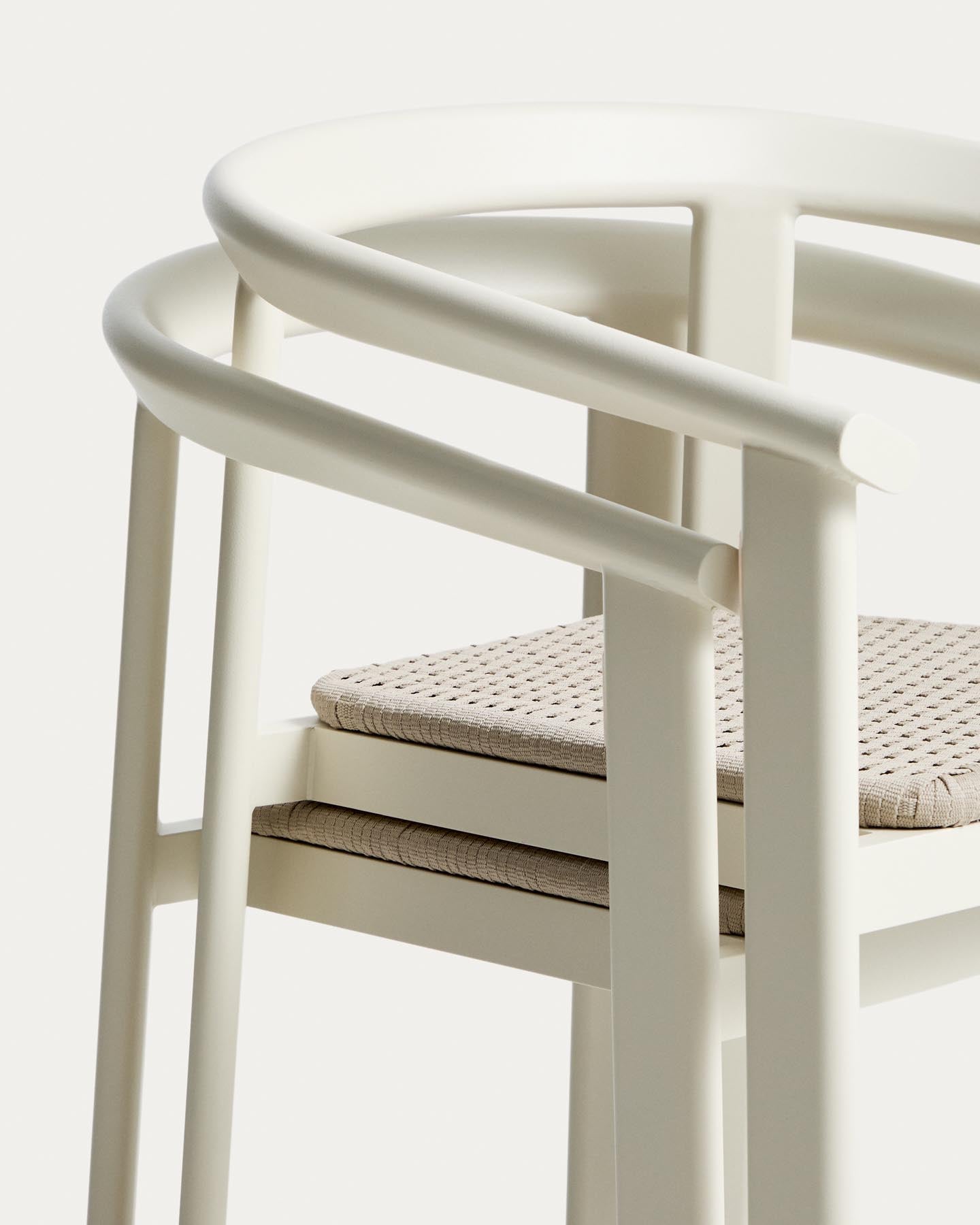Set Erice mit 4 Stapelstühlen aus Aluminium und Seil und einem Tisch aus Aluminium und gehärtetem Glas in Ecru, Ø 120 cm in Ecru präsentiert im Onlineshop von KAQTU Design AG. Loungeset ist von Kave Home