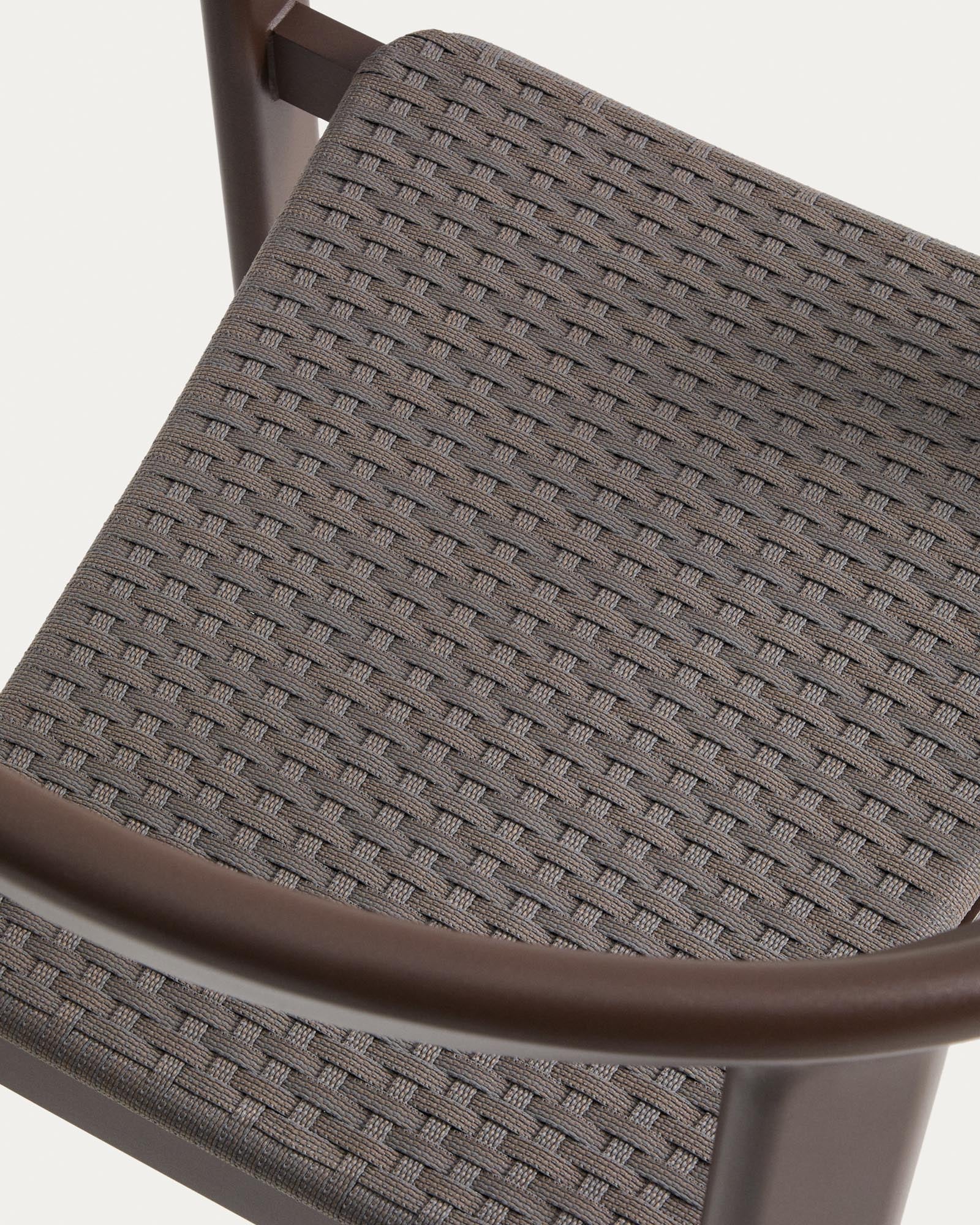 Modernes Gartenset Erice mit 6 stapelbaren Stühlen aus Aluminium und Seil sowie einem eleganten Tisch aus braunem Aluminium und gehärtetem Glas.