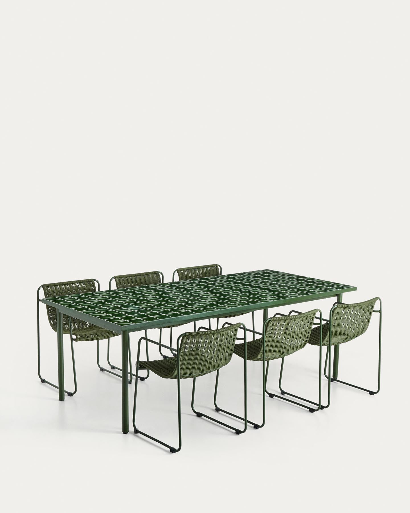 Set Maurina mit Tisch aus verzinktem Stahl und grünen Kacheln sowie 6 Stapelstühlen aus verzinktem Stahl und grünem Seil, 223 x 101 cm in Grün präsentiert im Onlineshop von KAQTU Design AG. Loungeset ist von Kave Home