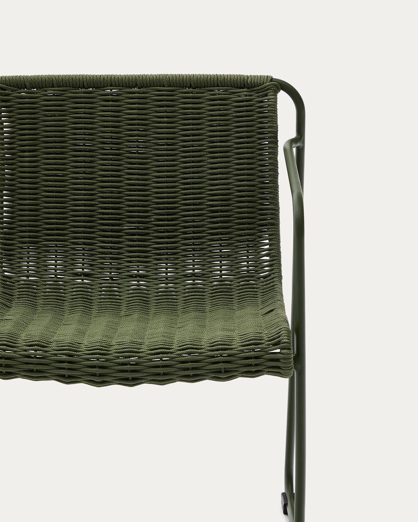 Set Maurina mit Tisch aus verzinktem Stahl und grünen Kacheln sowie 6 Stapelstühlen aus verzinktem Stahl und grünem Seil, 223 x 101 cm in Grün präsentiert im Onlineshop von KAQTU Design AG. Loungeset ist von Kave Home
