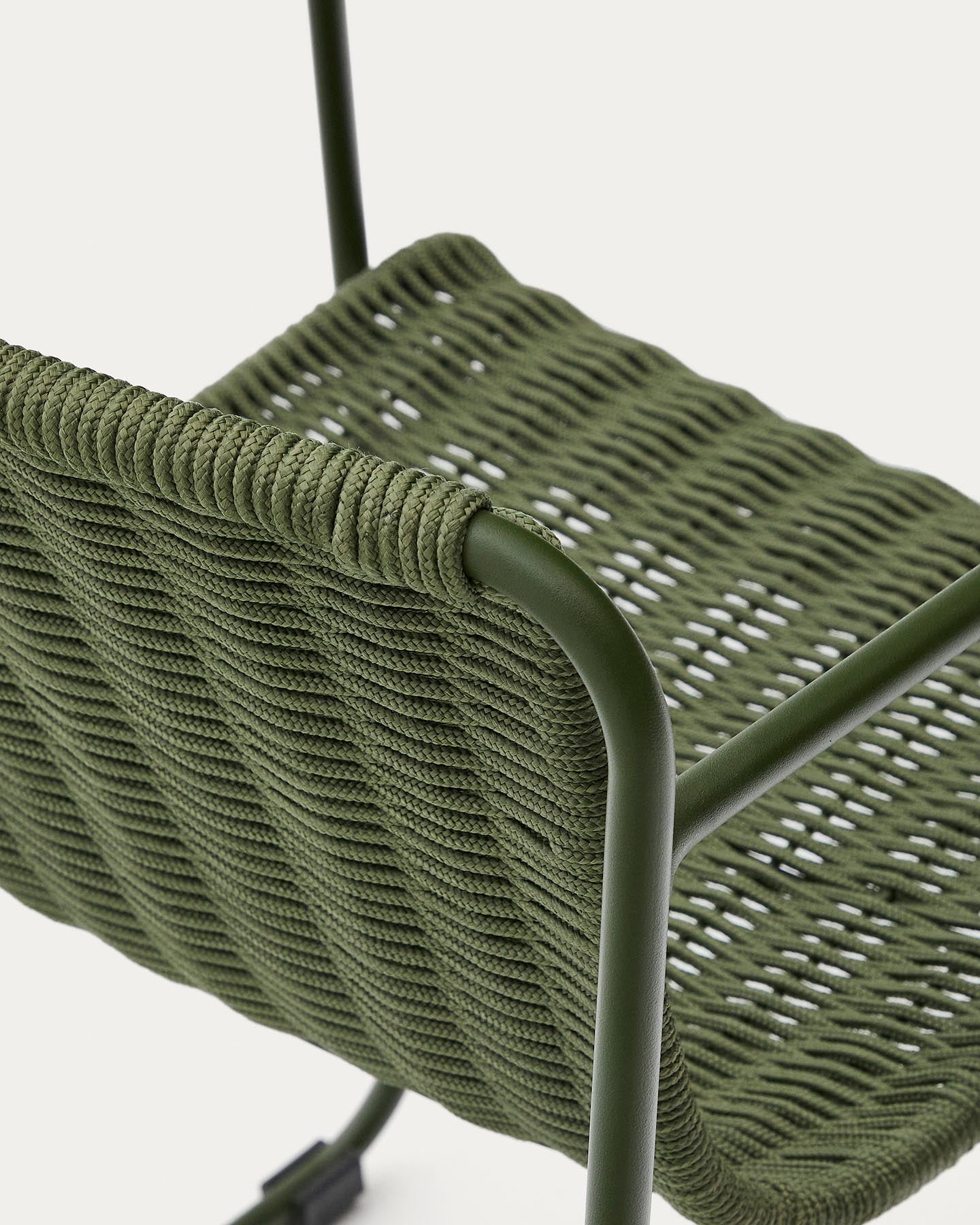Set Maurina mit Tisch aus verzinktem Stahl und grünen Kacheln sowie 6 Stapelstühlen aus verzinktem Stahl und grünem Seil, 223 x 101 cm in Grün präsentiert im Onlineshop von KAQTU Design AG. Loungeset ist von Kave Home