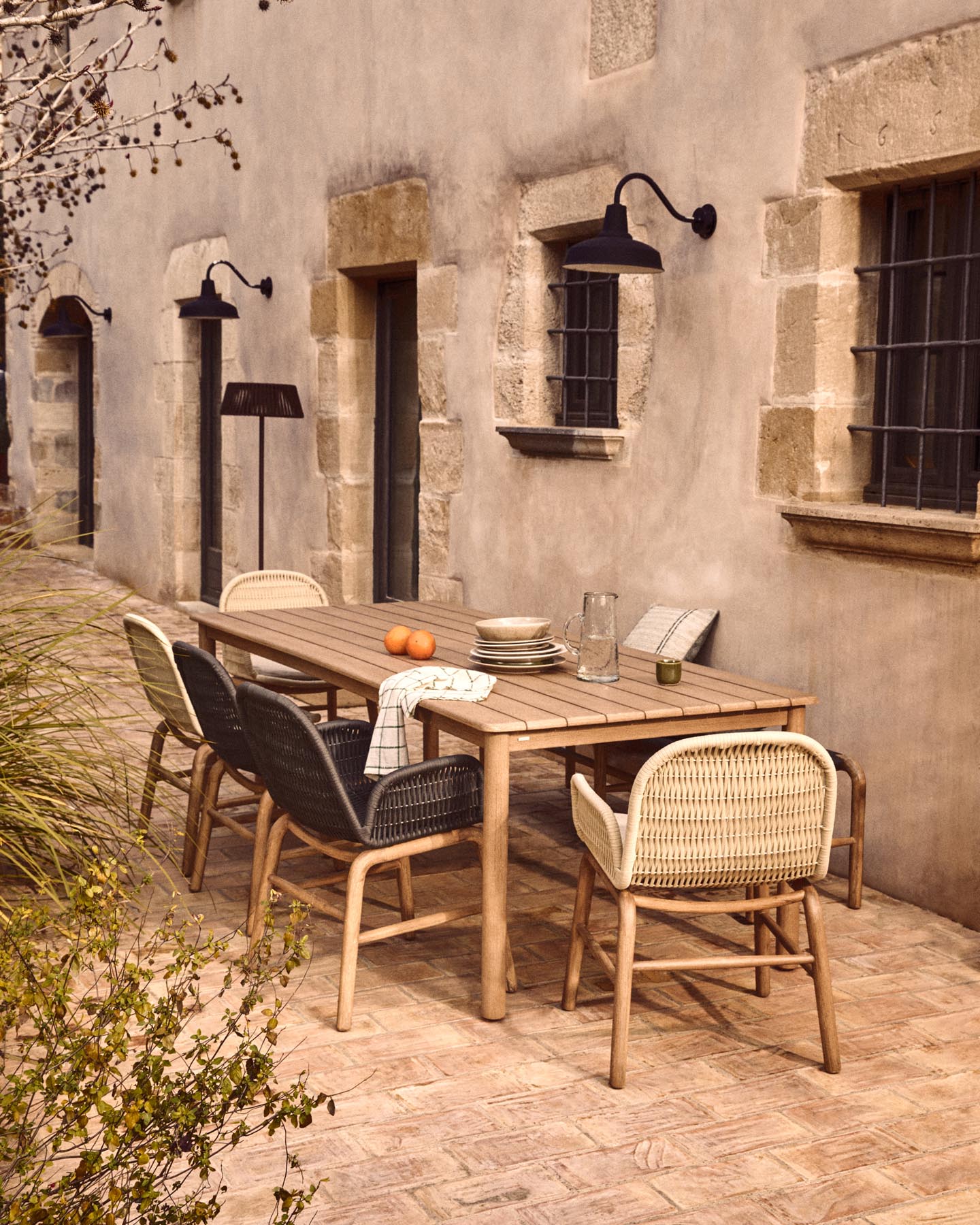Set mit Tisch Sori aus massivem Akazienholz und 6 Stühlen Alipa aus massivem Akazienholz und ecrufarbenem Seil, 200 x 100 cm FSC 100 % in Braun präsentiert im Onlineshop von KAQTU Design AG. Loungeset ist von Kave Home