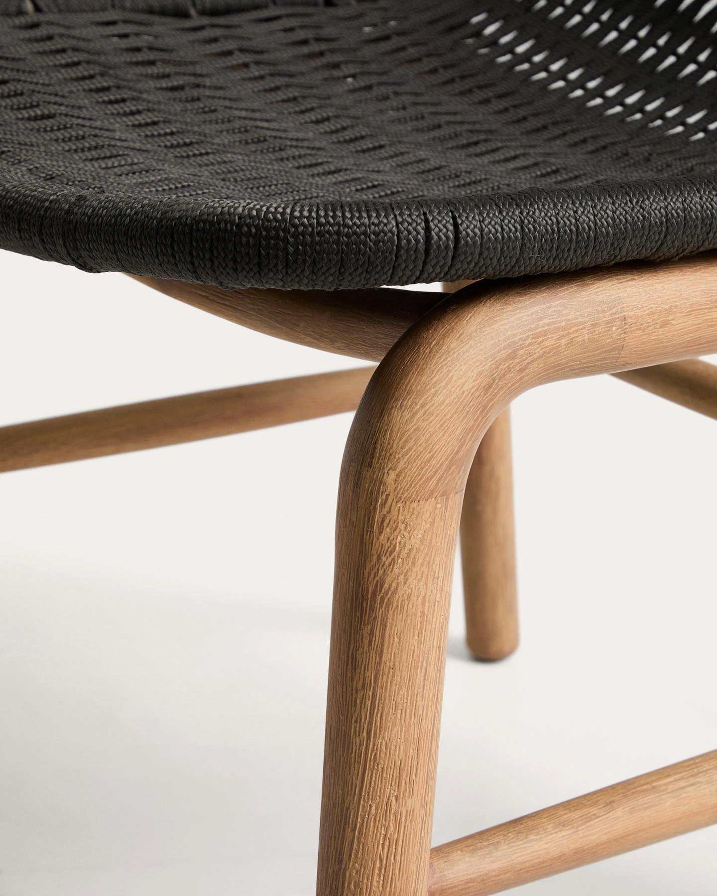 Set mit Tisch Sori aus massivem Akazienholz und 6 Stühlen Alipa aus massivem Akazienholz und graphitgrauem Seil, 200 x 100 cm FSC 100 % in Braun präsentiert im Onlineshop von KAQTU Design AG. Loungeset ist von Kave Home