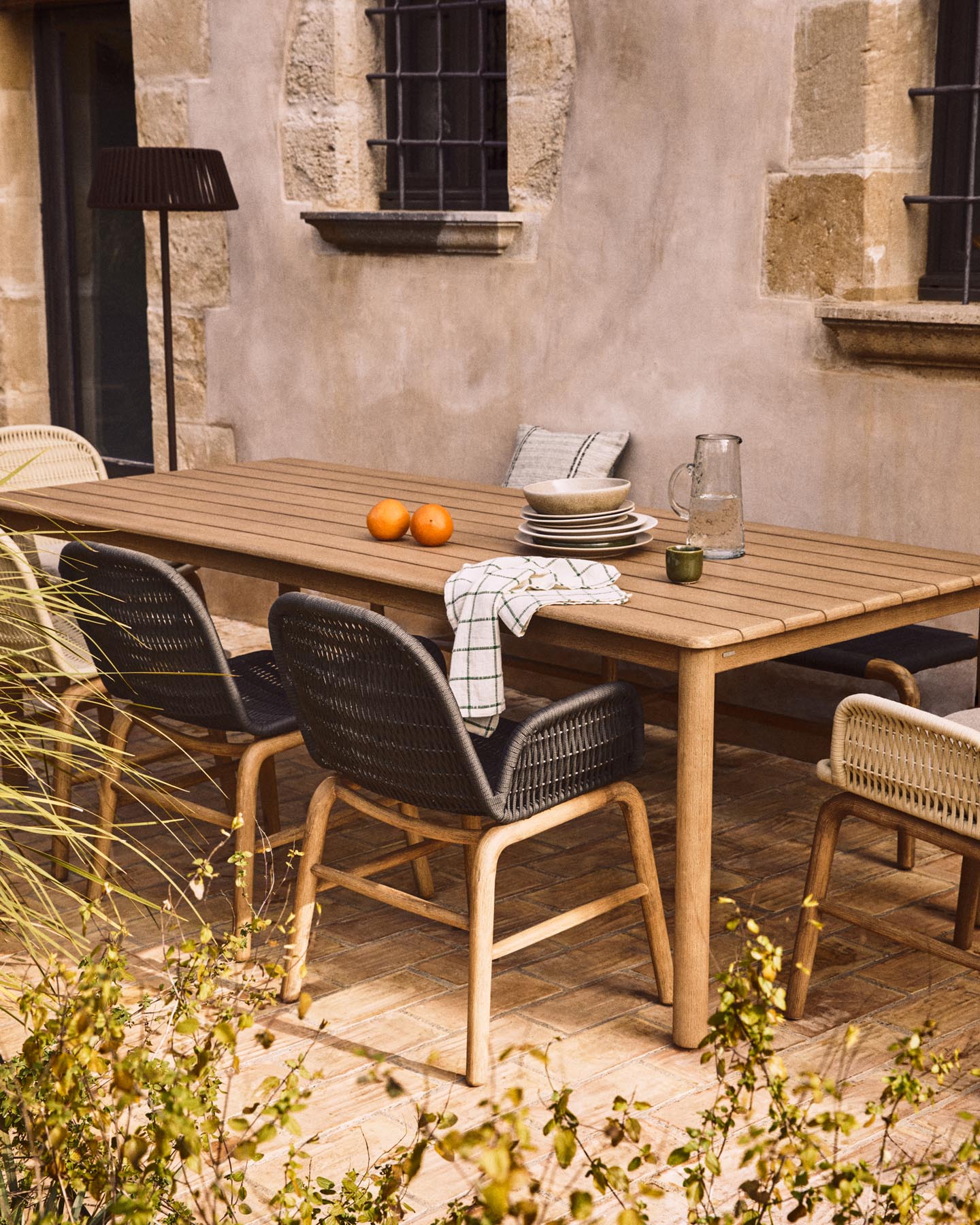 Set mit Tisch Sori aus massivem Akazienholz und 6 Stühlen Alipa aus massivem Akazienholz und graphitgrauem Seil, 200 x 100 cm FSC 100 % in Braun präsentiert im Onlineshop von KAQTU Design AG. Loungeset ist von Kave Home