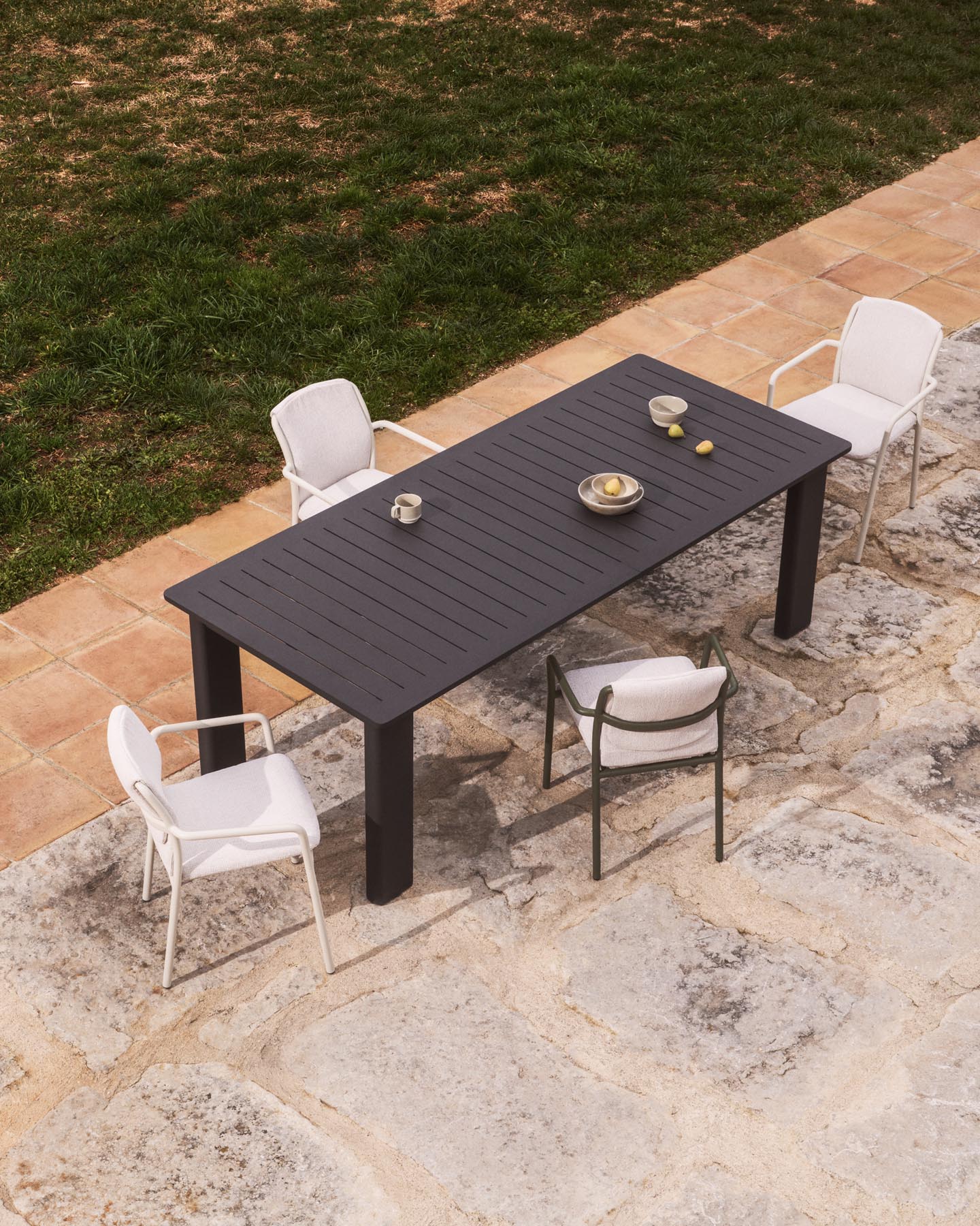 Set mit Ausziehtisch Livorno aus Aluminium in Graphit und 6 Stühlen Alimia aus Aluminium in Graphit und Synthetikseil in Grau, 233 (350) x 100 cm in Graphit präsentiert im Onlineshop von KAQTU Design AG. Loungeset ist von Kave Home
