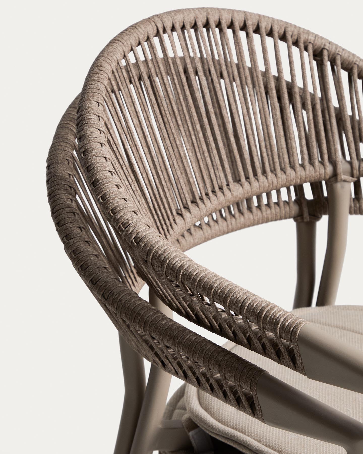 Set mit Ausziehtisch Livorno aus Aluminium in Taupe und 6 Stühlen Alimia aus Aluminium in Taupe und Synthetikseil in Braun, 233 (350) x 100 cm in Taupe präsentiert im Onlineshop von KAQTU Design AG. Loungeset ist von Kave Home