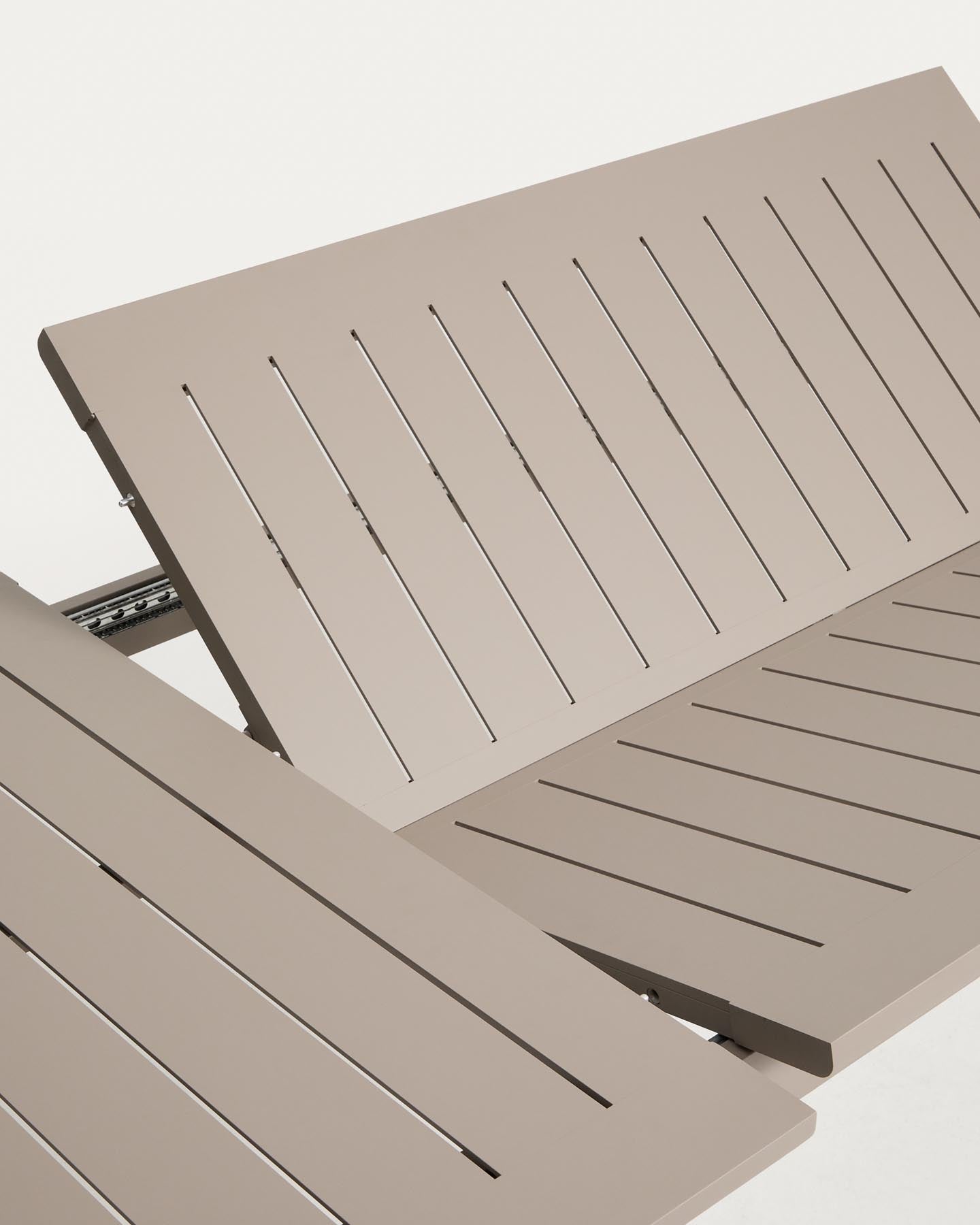 Set mit Ausziehtisch Livorno aus Aluminium in Taupe und 6 Stühlen Alimia aus Aluminium in Taupe und Synthetikseil in Braun, 233 (350) x 100 cm in Taupe präsentiert im Onlineshop von KAQTU Design AG. Loungeset ist von Kave Home