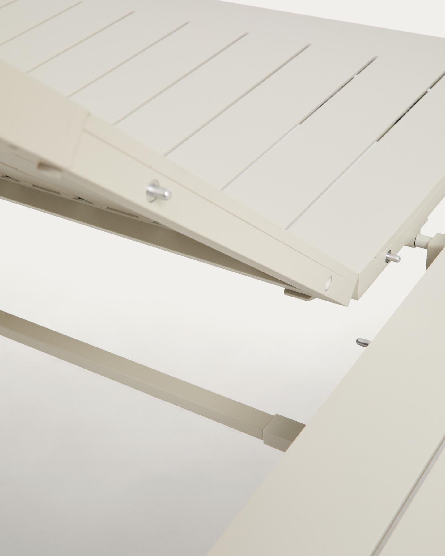 Set Ausziehtisch Livorno aus Aluminium in Ecru, Beine in Holzoptik, 6 Stühle Alimia aus Aluminium in Ecru und Synthetikseil Beige, 233 (350) x 100 cm in Ecru präsentiert im Onlineshop von KAQTU Design AG. Loungeset ist von Kave Home