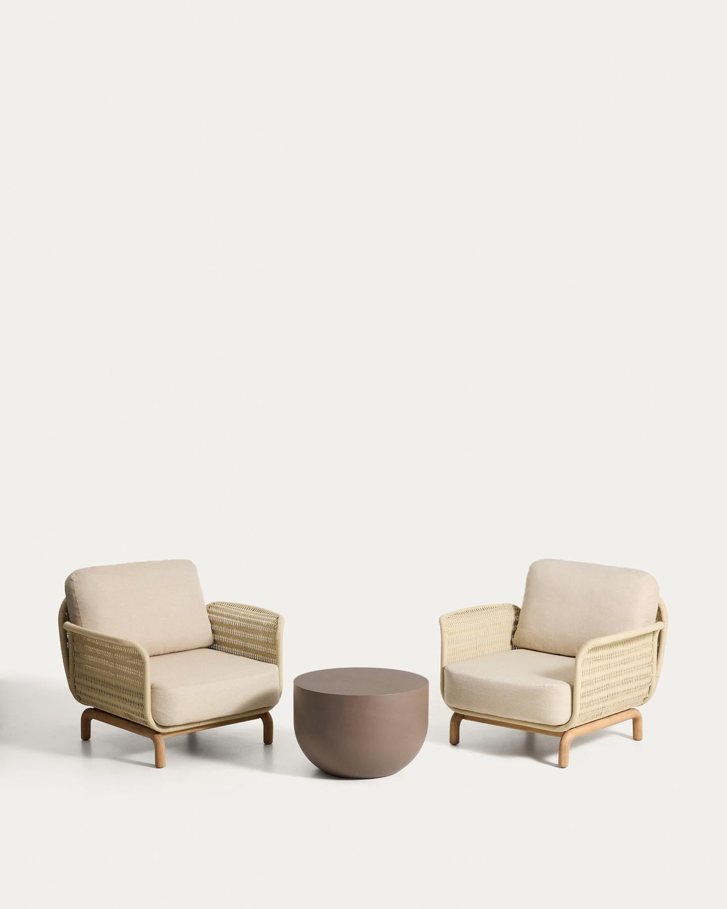 Set mit 2 Sesseln Alipa aus massivem Akazienholz und ecrufarbenem Seil, FSC 100 %, und Couchtisch Garbet aus braunem Zement Ø 60 cm in Ecru präsentiert im Onlineshop von KAQTU Design AG. Loungeset ist von Kave Home