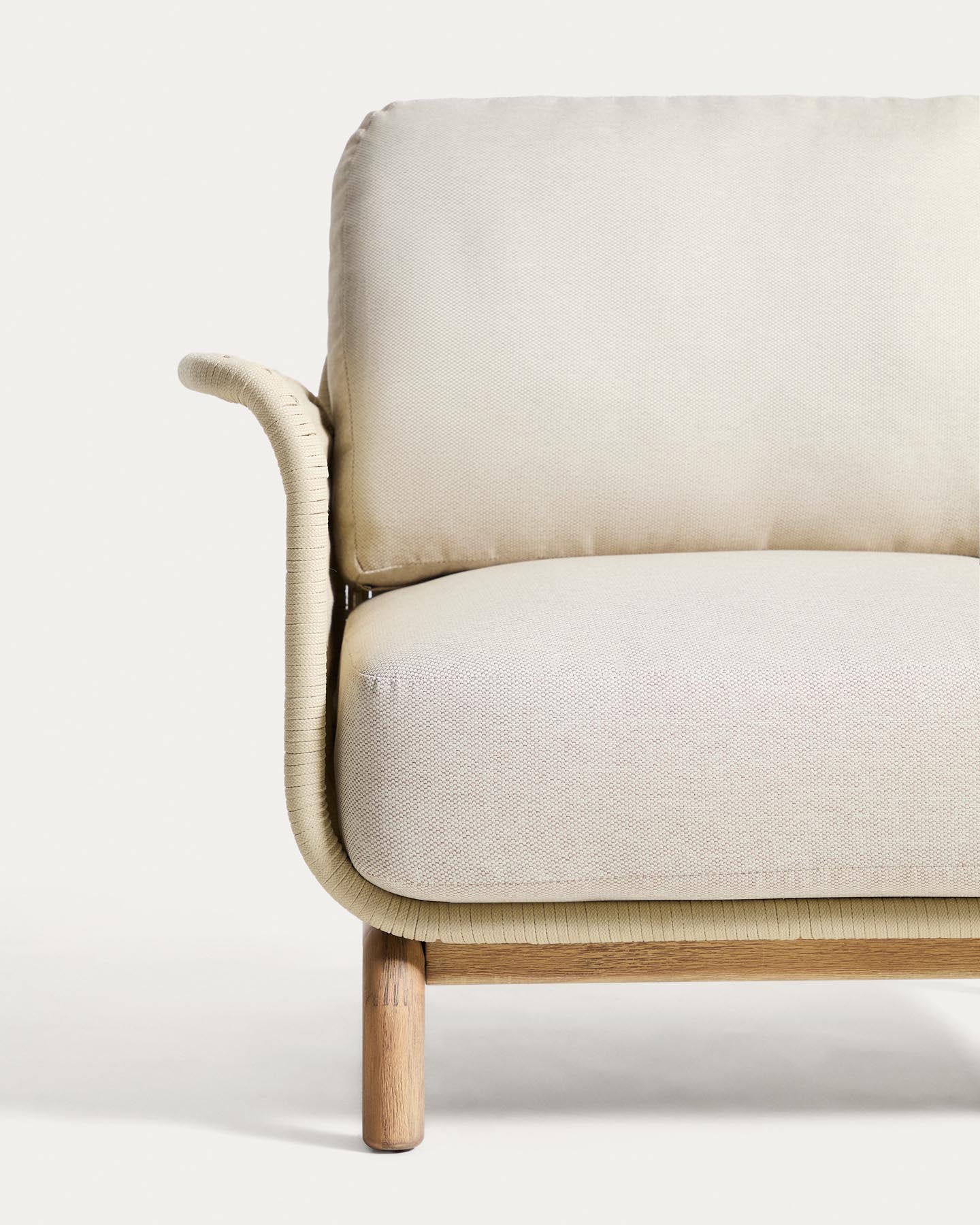 Set mit 2 Sesseln Alipa aus massivem Akazienholz und ecrufarbenem Seil, FSC 100 %, und Couchtisch Garbet aus braunem Zement Ø 60 cm in Ecru präsentiert im Onlineshop von KAQTU Design AG. Loungeset ist von Kave Home