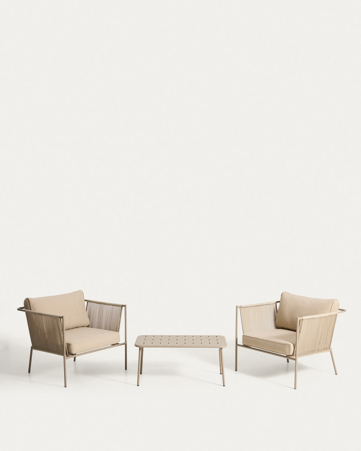Set Zivia mit 2 Sesseln aus ecrufarbenem Seil und taupefarbenem verzinktem Stahl und Tisch aus taupefarbenem verzinktem Stahl 90 x 50 cm in Taupe, Beige, Ecru präsentiert im Onlineshop von KAQTU Design AG. Loungeset ist von Kave Home