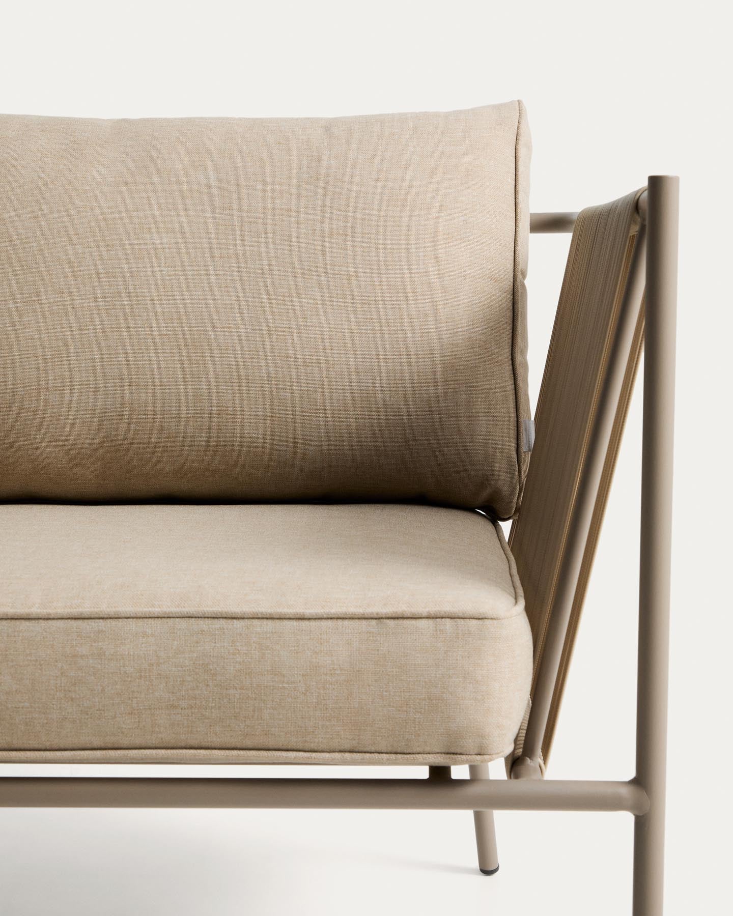 Set Zivia mit 2 Sesseln aus ecrufarbenem Seil und taupefarbenem verzinktem Stahl und Tisch aus taupefarbenem verzinktem Stahl 90 x 50 cm in Beige präsentiert im Onlineshop von KAQTU Design AG. Loungeset ist von Kave Home
