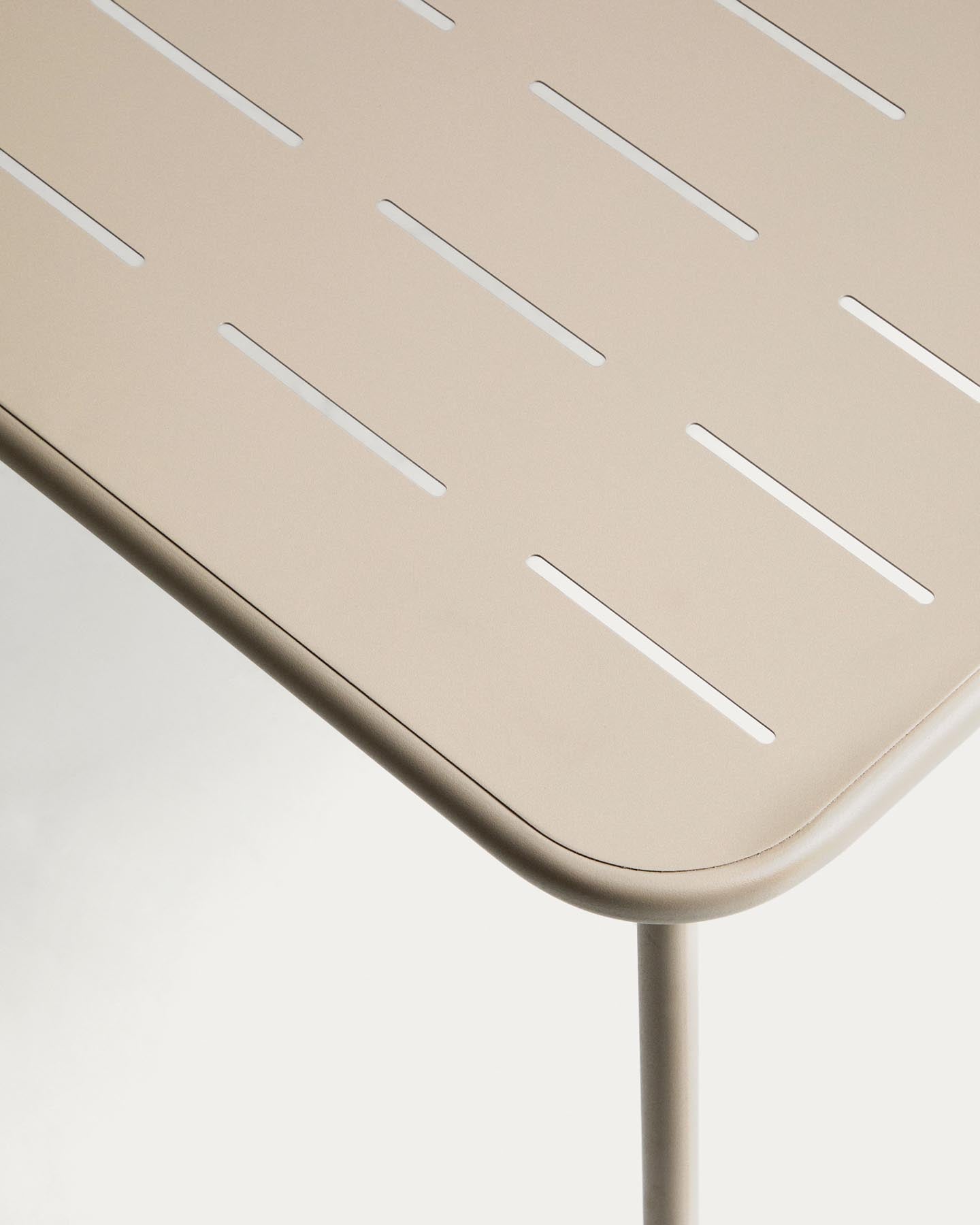Set Zivia mit 2 Sesseln aus ecrufarbenem Seil und taupefarbenem verzinktem Stahl und Tisch aus taupefarbenem verzinktem Stahl 90 x 50 cm in Beige präsentiert im Onlineshop von KAQTU Design AG. Loungeset ist von Kave Home