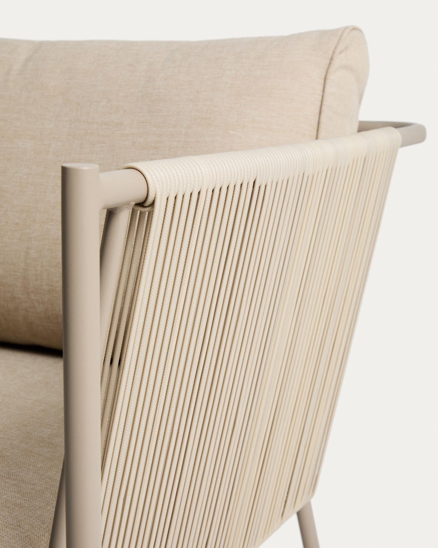 Set Zivia mit 2 Sesseln aus ecrufarbenem Seil und taupefarbenem verzinktem Stahl und Tisch aus taupefarbenem verzinktem Stahl 90 x 50 cm in Beige präsentiert im Onlineshop von KAQTU Design AG. Loungeset ist von Kave Home