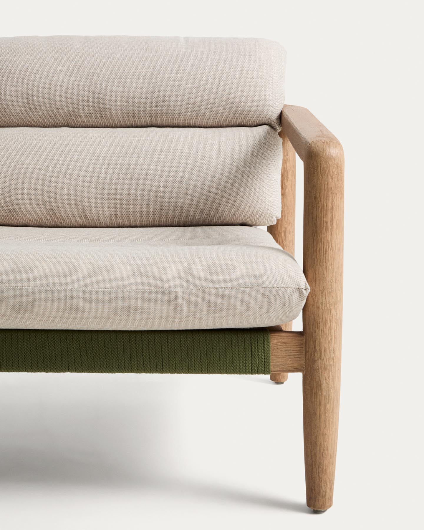 Set mit 2 Sesseln Menfi aus Akazienholz und grünem Seil und Couchtisch Dandara aus Stahl, Seil und Akazienholz FSC 100 % Ø60 cm in Dunkelgrün präsentiert im Onlineshop von KAQTU Design AG. Loungeset ist von Kave Home