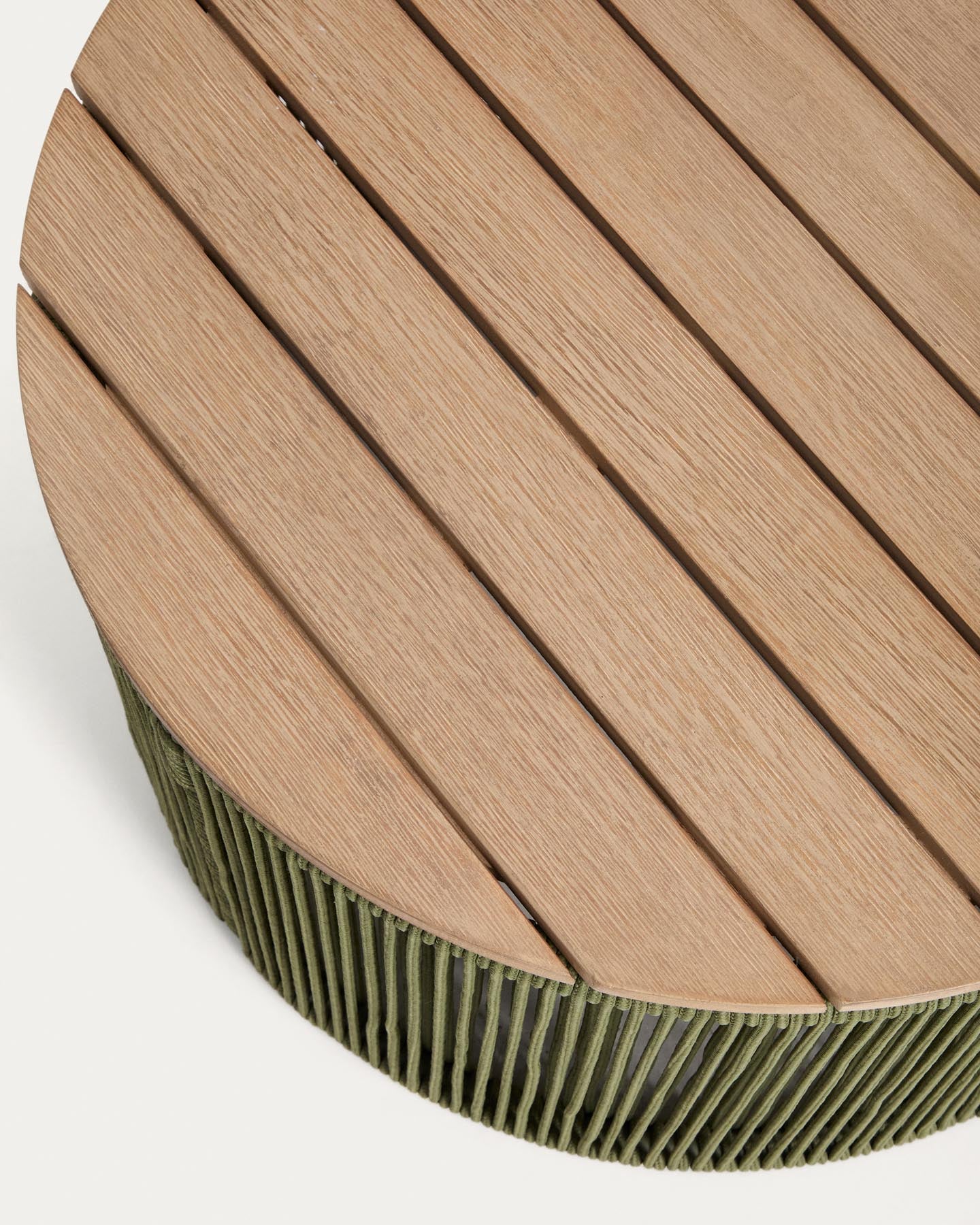 Set mit 2 Sesseln Menfi aus Akazienholz und grünem Seil und Couchtisch Dandara aus Stahl, Seil und Akazienholz FSC 100 % Ø60 cm in Dunkelgrün präsentiert im Onlineshop von KAQTU Design AG. Loungeset ist von Kave Home
