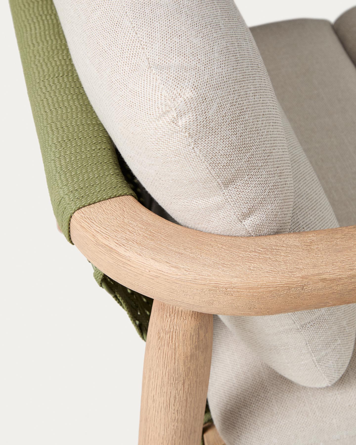 Set mit 2 Sesseln Menfi aus Akazienholz und grünem Seil und Couchtisch Dandara aus Stahl, Seil und Akazienholz FSC 100 % Ø60 cm in Dunkelgrün präsentiert im Onlineshop von KAQTU Design AG. Loungeset ist von Kave Home