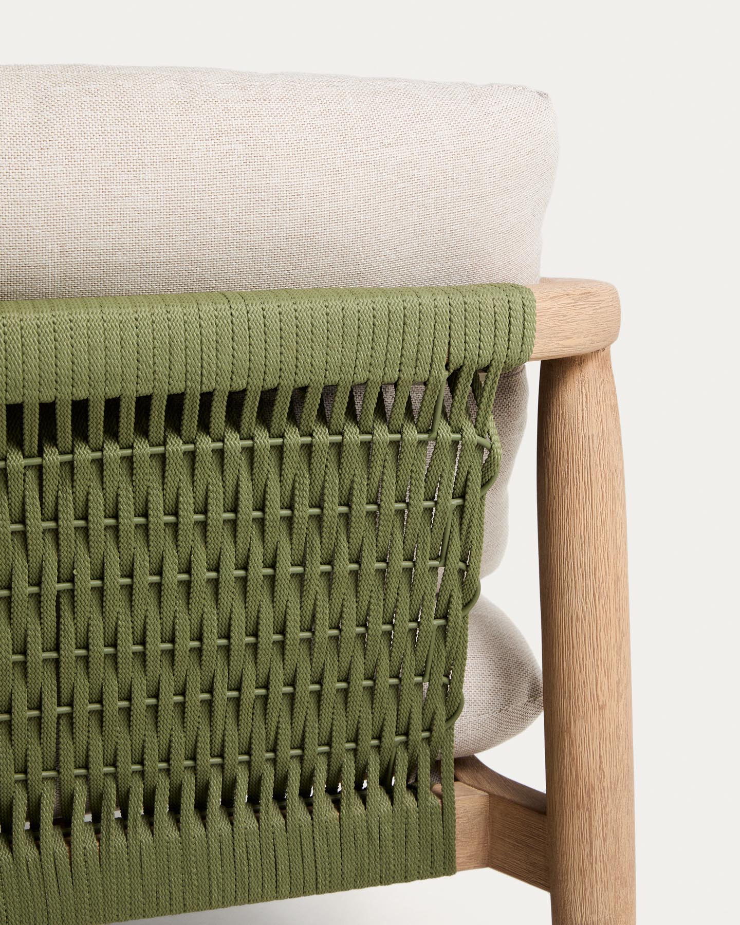 Set mit 2 Sesseln Menfi aus Akazienholz und grünem Seil und Couchtisch Dandara aus Stahl, Seil und Akazienholz FSC 100 % Ø60 cm in Dunkelgrün präsentiert im Onlineshop von KAQTU Design AG. Loungeset ist von Kave Home
