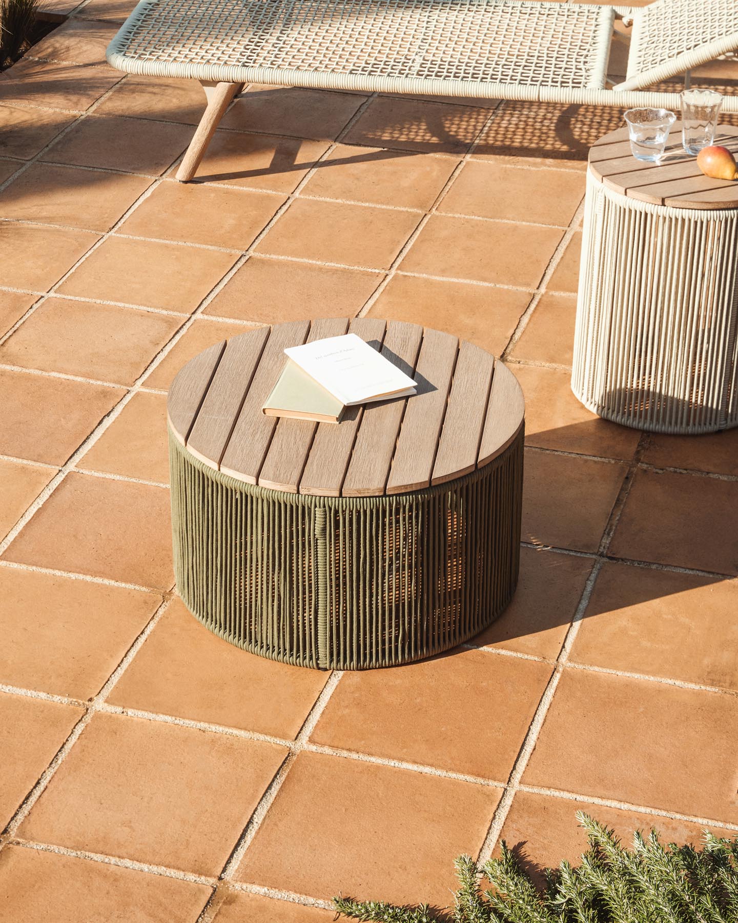 Set mit 2 Sesseln Menfi aus Akazienholz und grünem Seil und Couchtisch Dandara aus Stahl, Seil und Akazienholz FSC 100 % Ø60 cm in Dunkelgrün präsentiert im Onlineshop von KAQTU Design AG. Loungeset ist von Kave Home