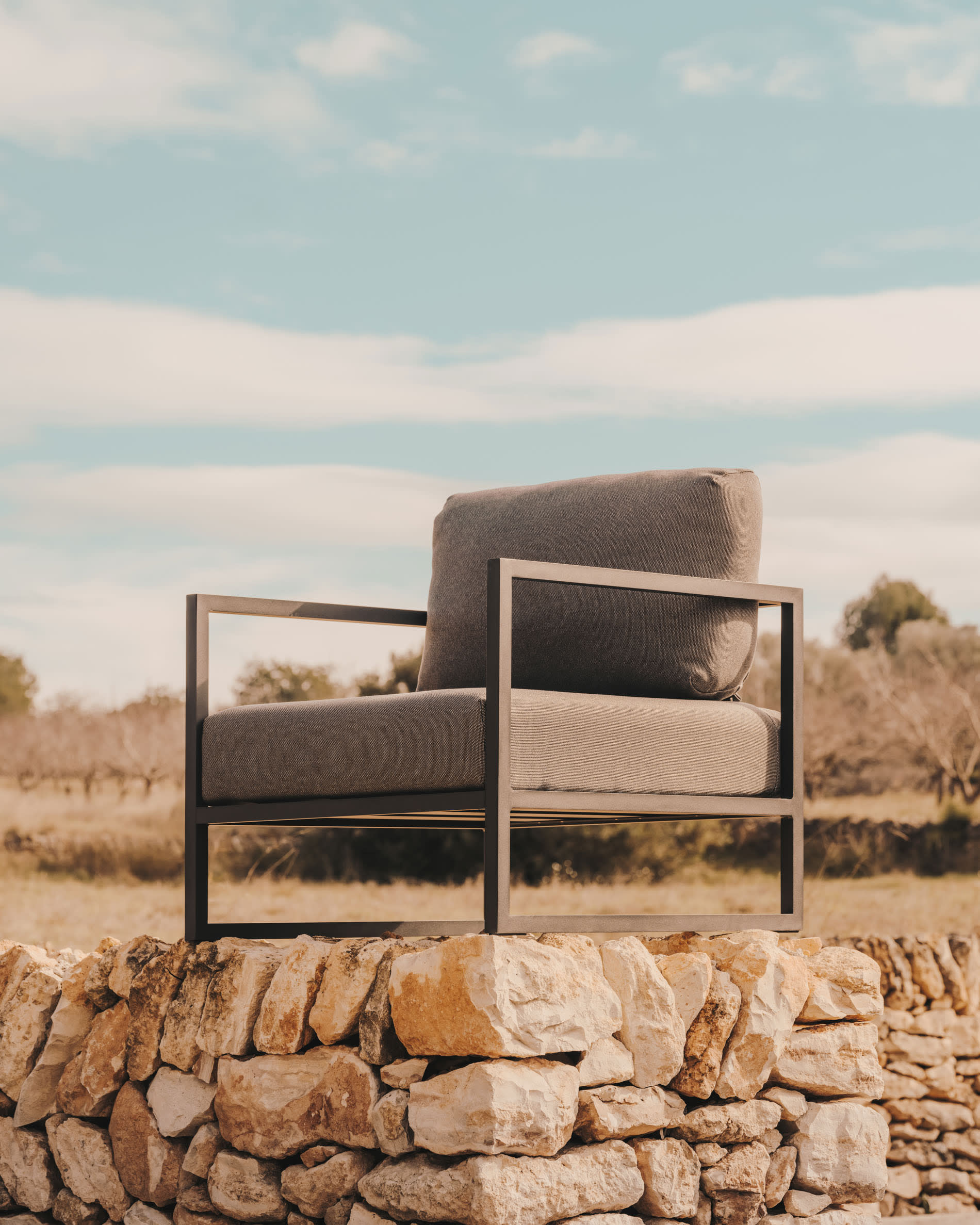 Fauteuil Comova 100% outdoor, gris foncé et en aluminium noir