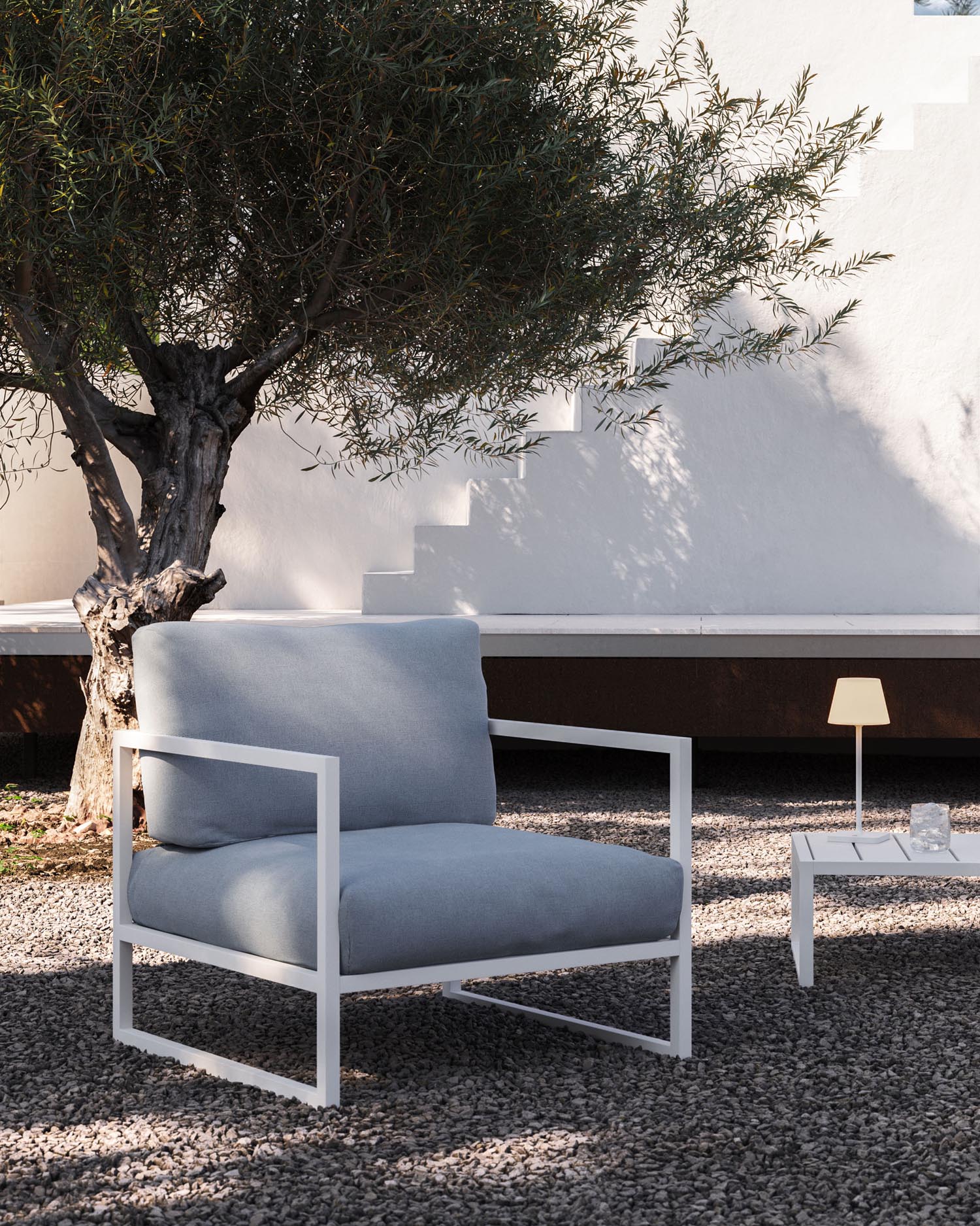 Entdecken Sie den stilvollen Sessel Comova in Blau mit weißem Aluminiumgestell. Perfekt für Garten und Terrasse, wetterfest und bequem.