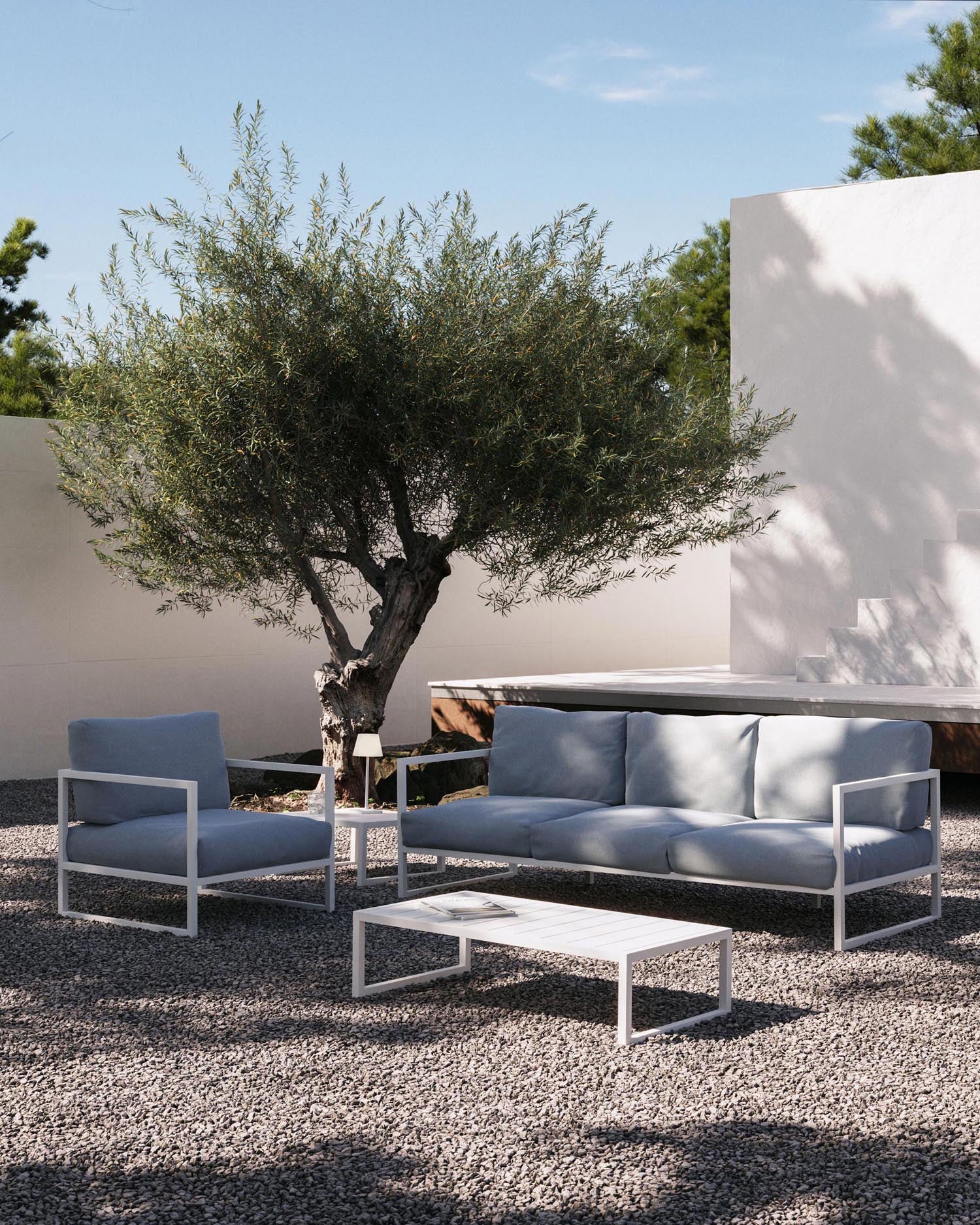 Erleben Sie den eleganten Sessel Comova in Blau mit robustem, weißem Aluminium. Ideal für jeden Außenbereich, langlebig und komfortabel.
