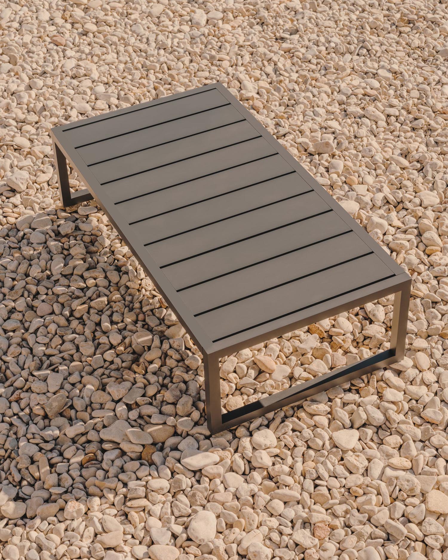 Der Couchtisch Comova von Kave Home vereint modernes Design mit Funktionalität. Aus robustem, wetterfestem Aluminium in elegantem Schwarz gefertigt, bietet er mit 60 x 114 cm ausreichend Platz für stilvolle Präsentationen im Freien.