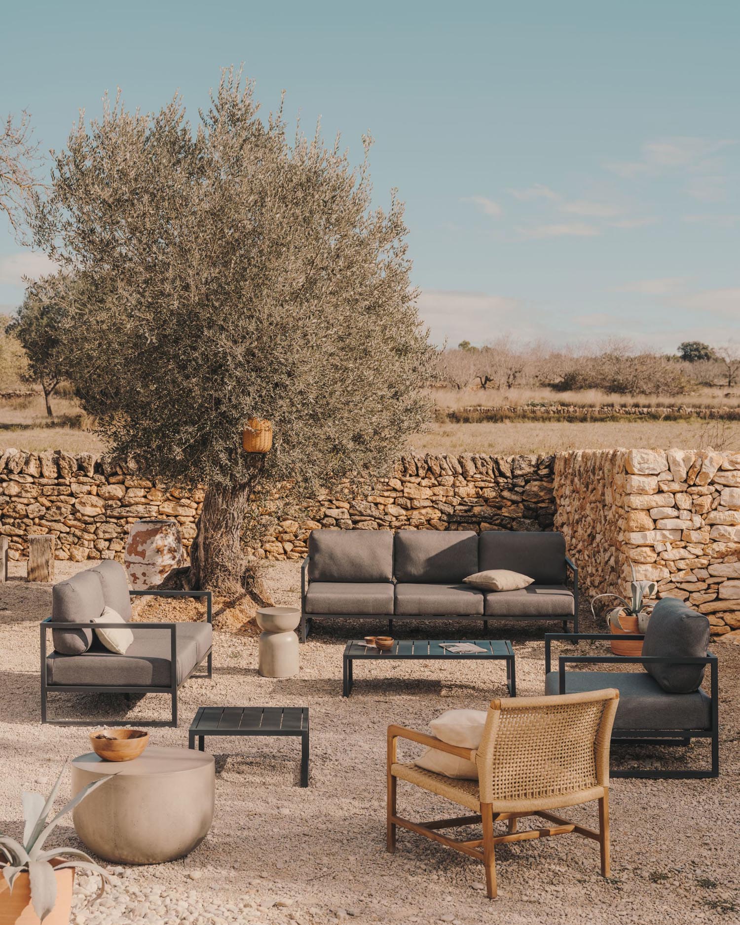 Entdecken Sie den eleganten Couchtisch Comova von Kave Home. Robustes, schwarzes Aluminium, 60 x 114 cm, ideal für stilvolle Outdoor-Ambiente.